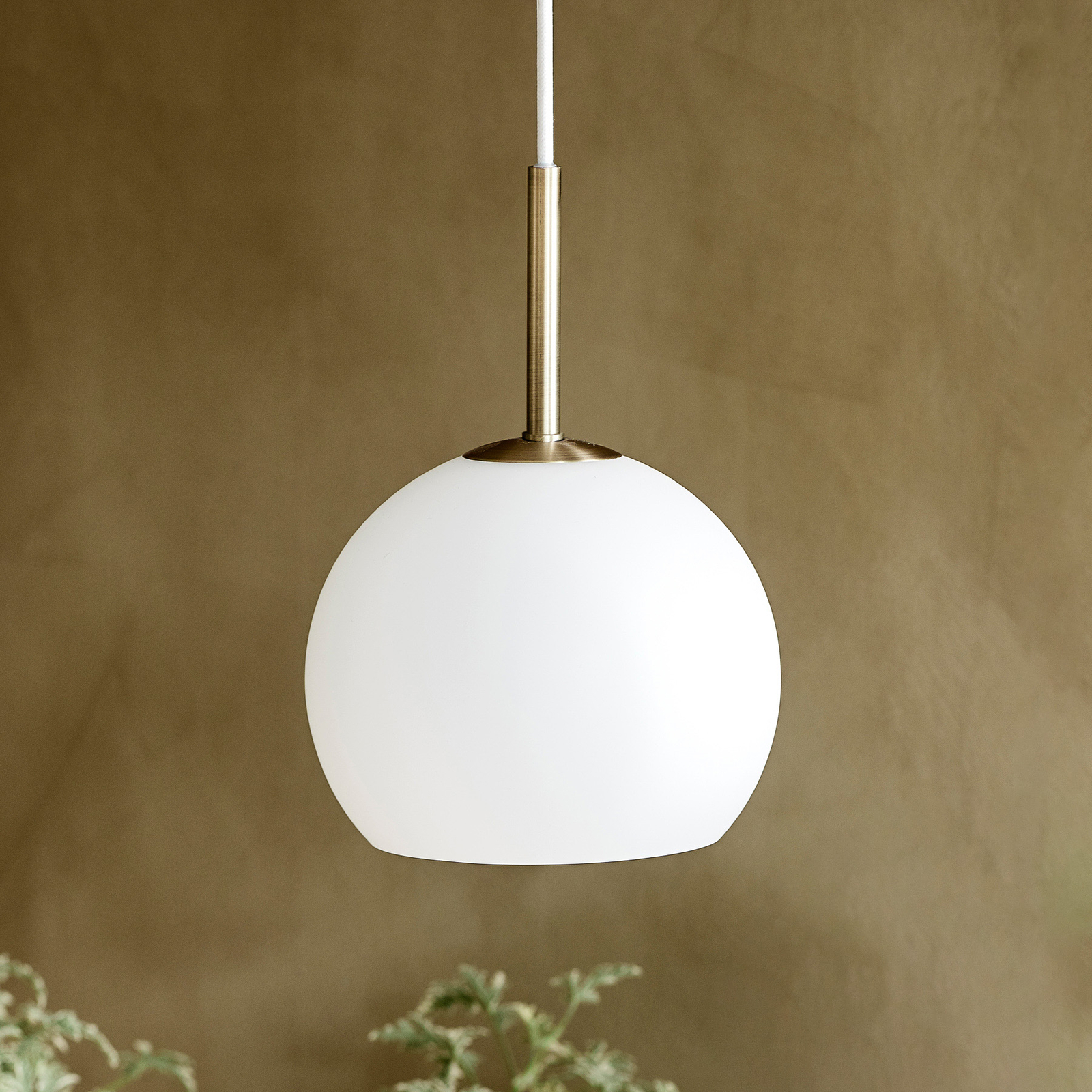 FRANDSEN Candeeiro suspenso Ball, branco opalino, Ø 18 cm, vidro