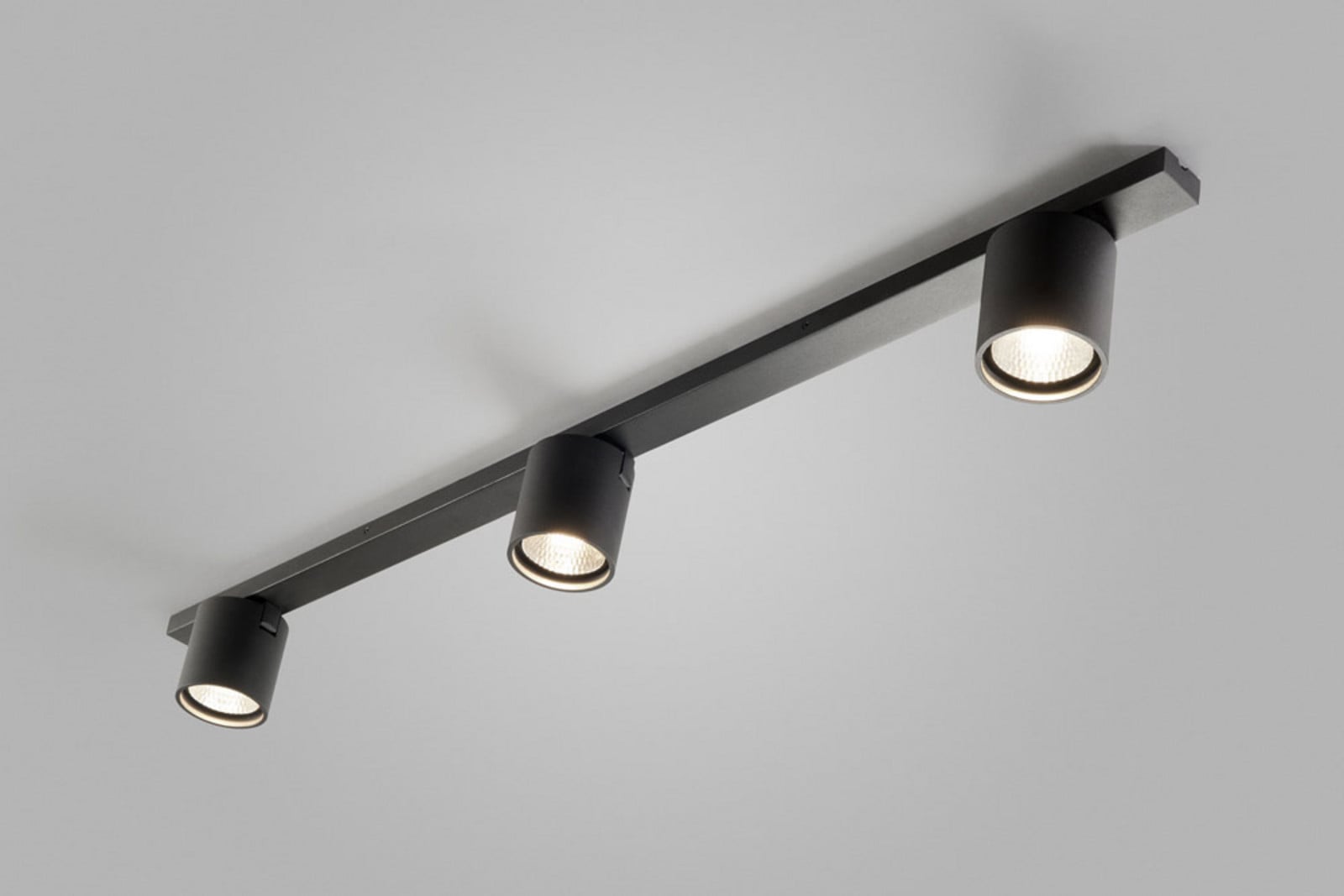 Focus LED Plafond L90 3000K Svart LIGHT-POINT - Vardagsrum - Aluminium