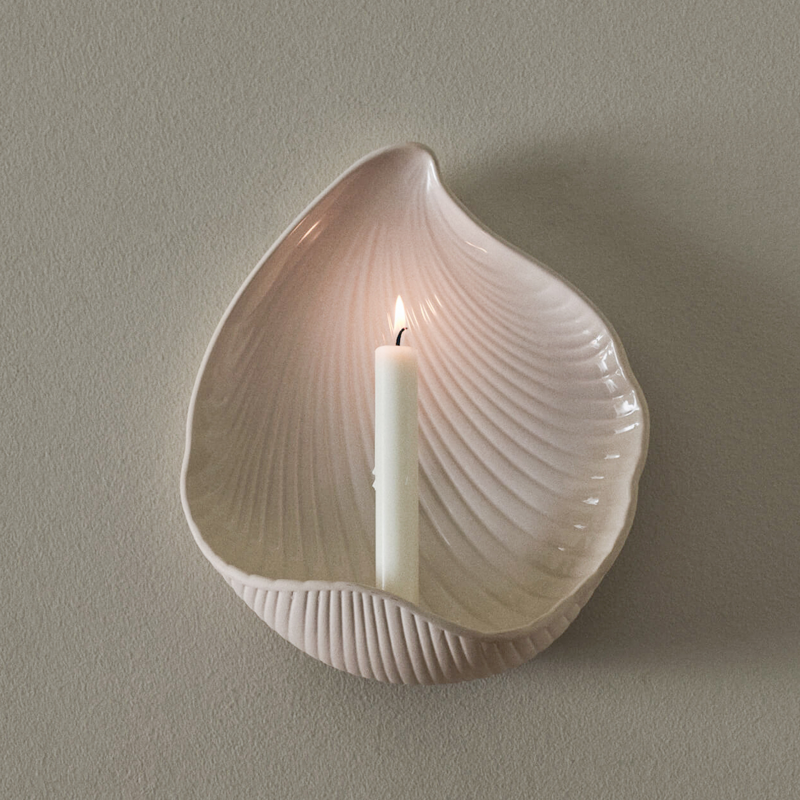 SHELL Wand-Kerzenleuchter, altweiß, Höhe 28 cm - ferm LIVING