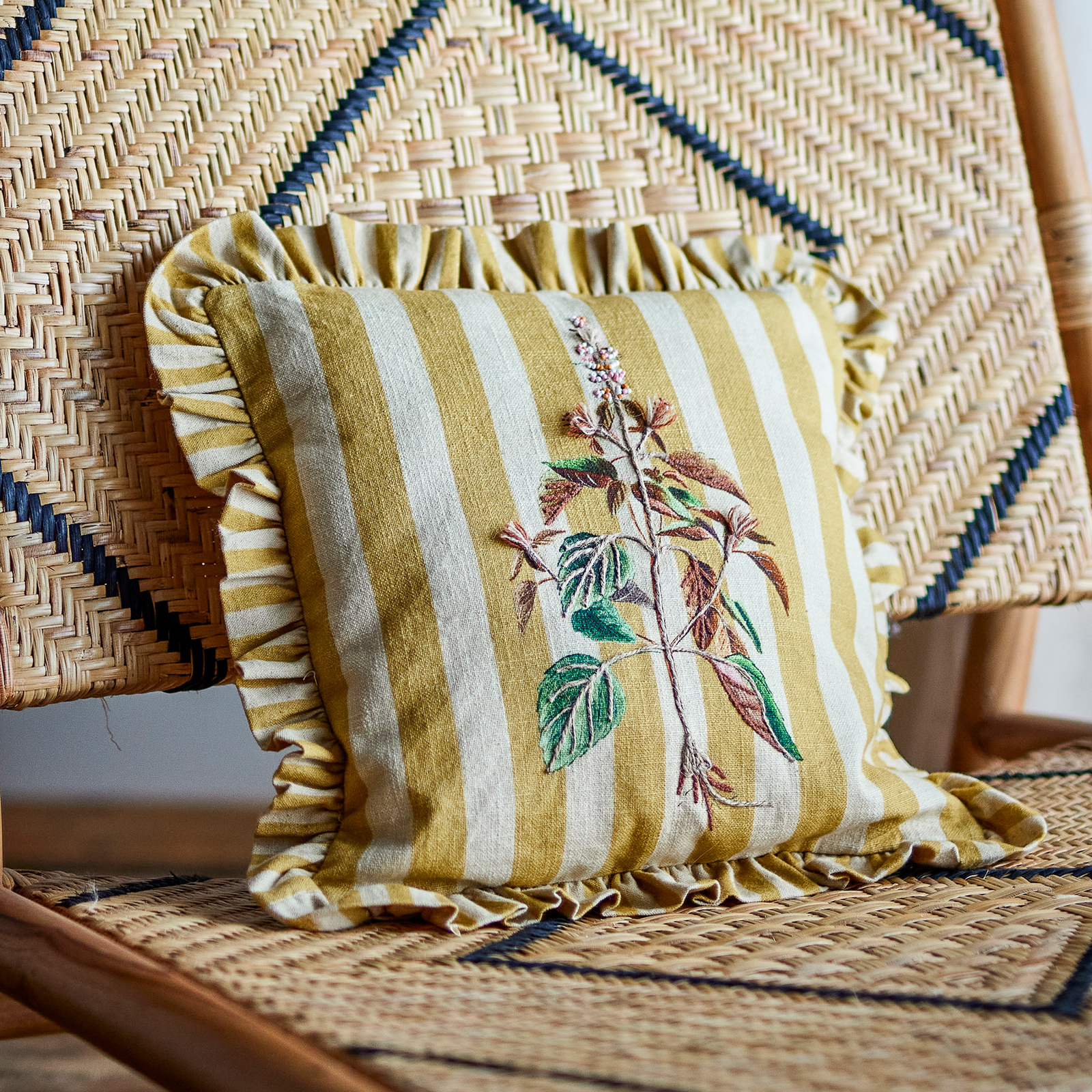 Vankúš Camila, žltý, 35 cm x 35 cm, bavlna – Bloomingville
