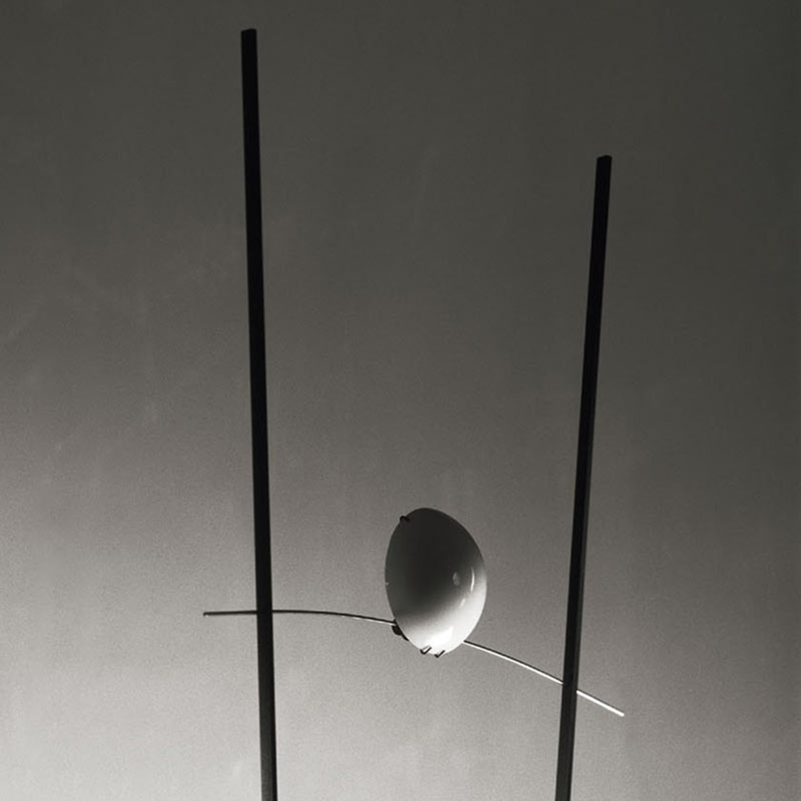 Ingo Maurer Ilios dizajnérska stojaca lampa čierna
