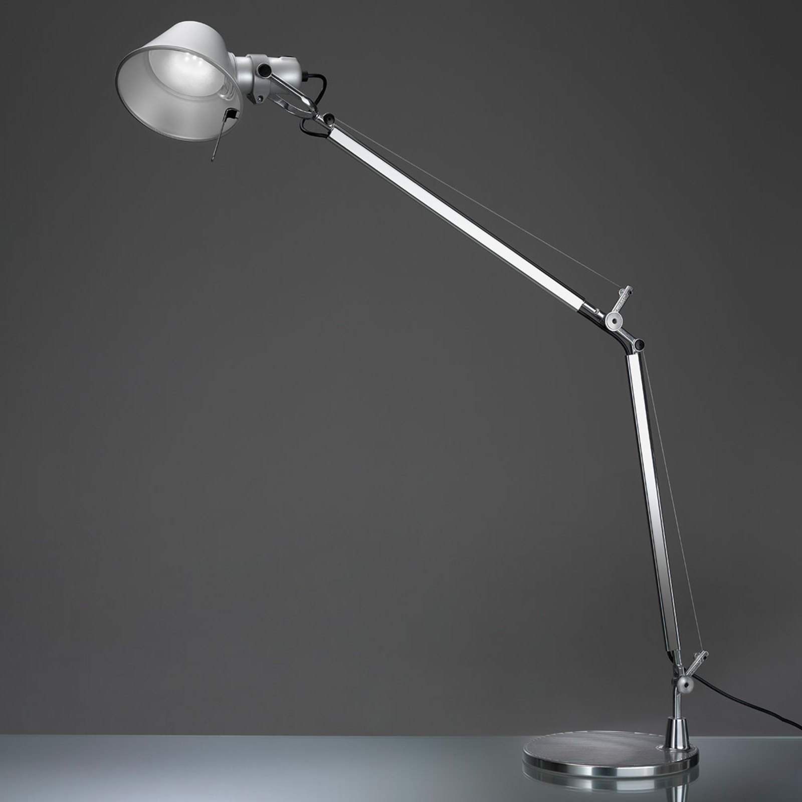 Stolná lampa Artemide Tolomeo s fotobunkou 3 000K