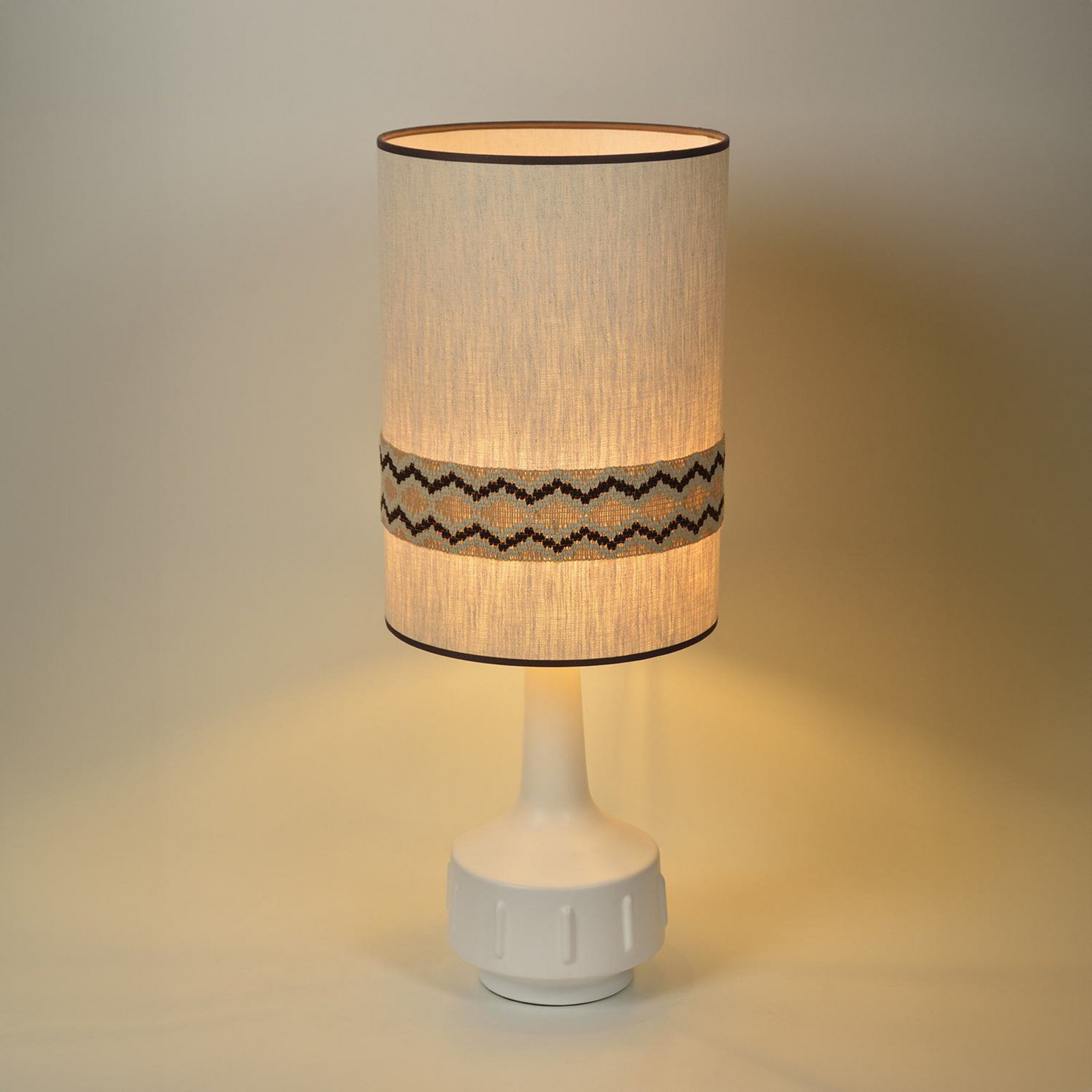 Jimmy Tischlampe weiß/beige Borte Höhe 83 cm - MARKET SET Jimmy Tischlampe weiß/beige Borte Höhe 83 cm - MARKET SET