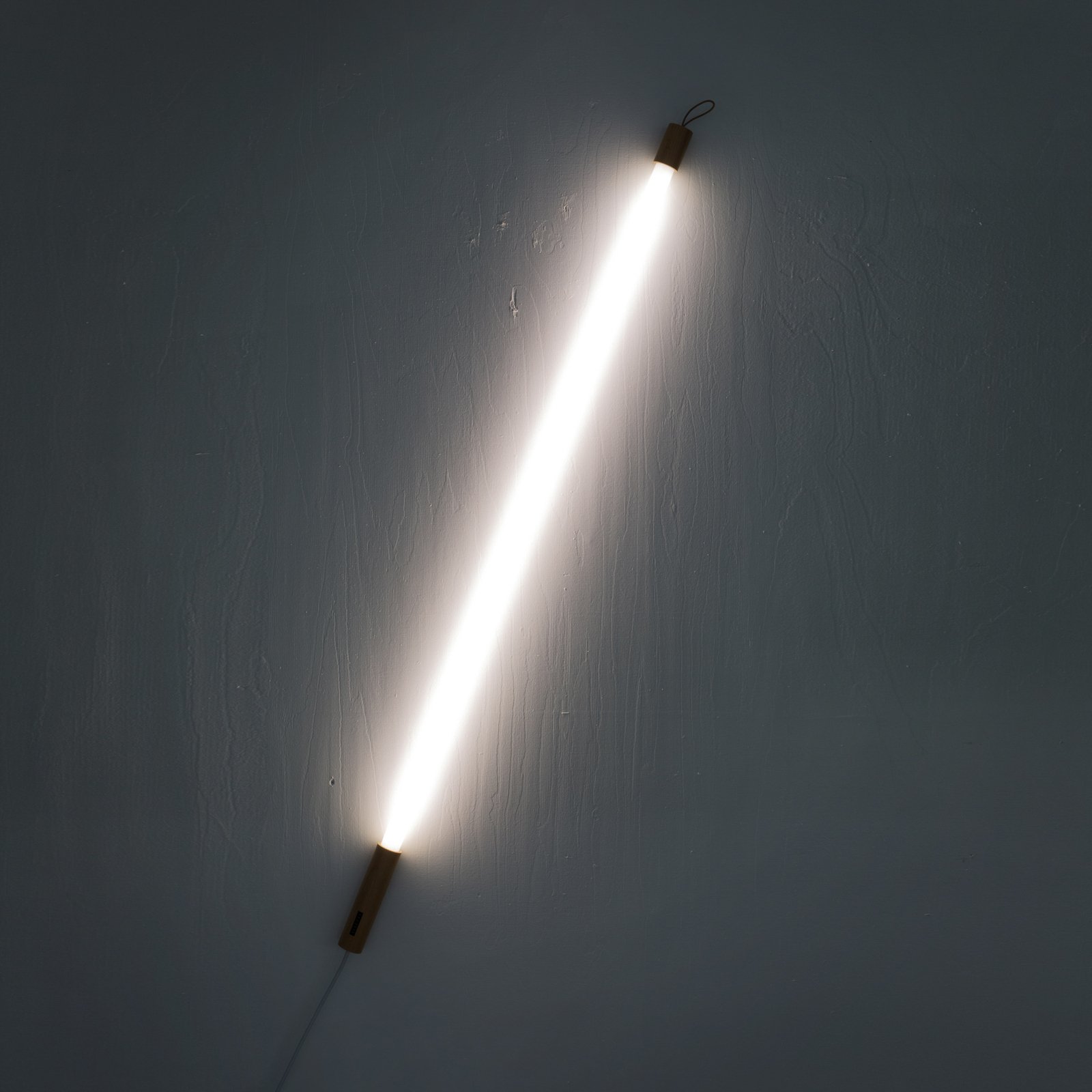 Stojacia LED lampa Linea s drevom, biela