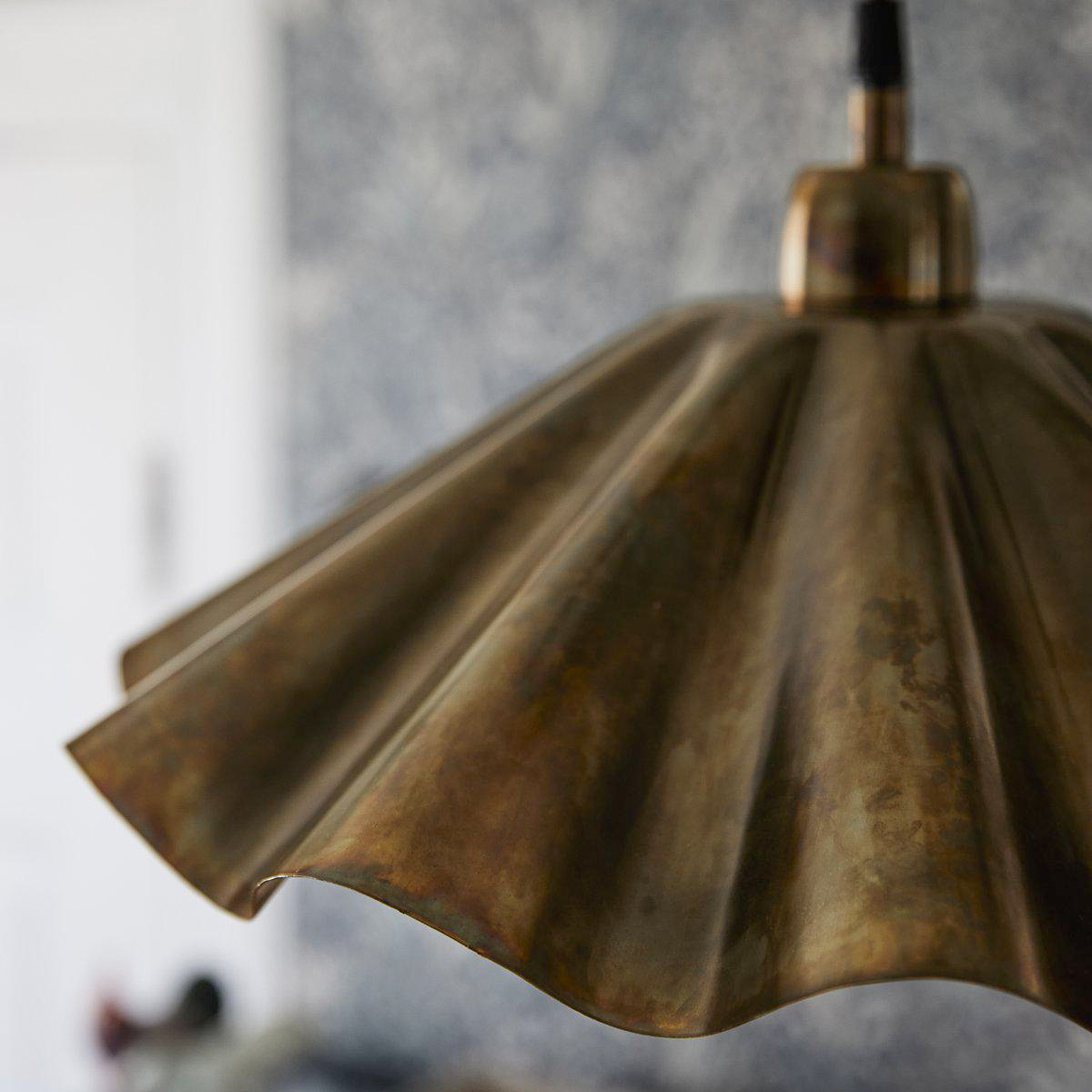 PR Home hanging light Aira, oiled brass colour, Ø 41 cm metal