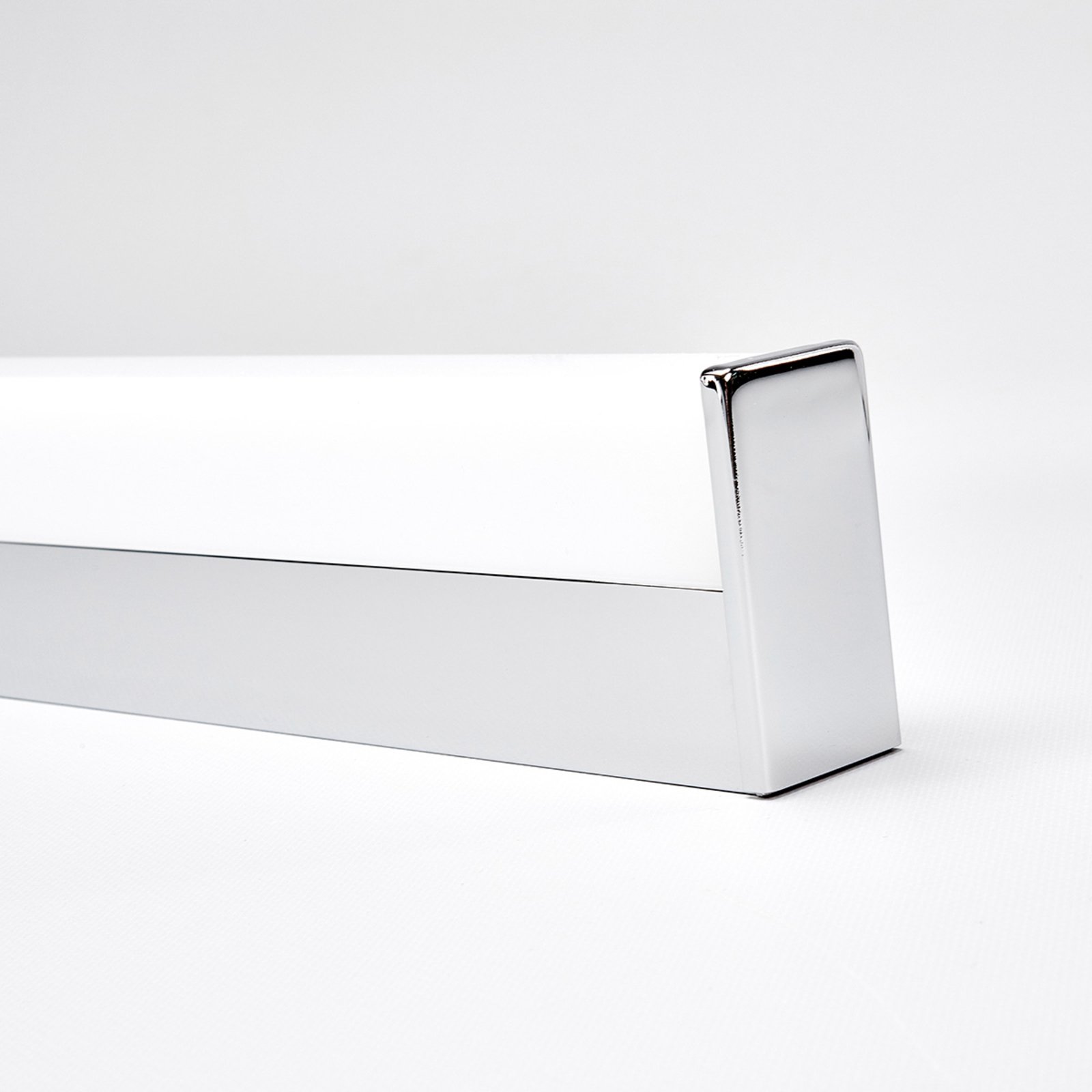 Lindby LED-Wandlampe Philippa, eckig, 89 cm, chrom, IP44