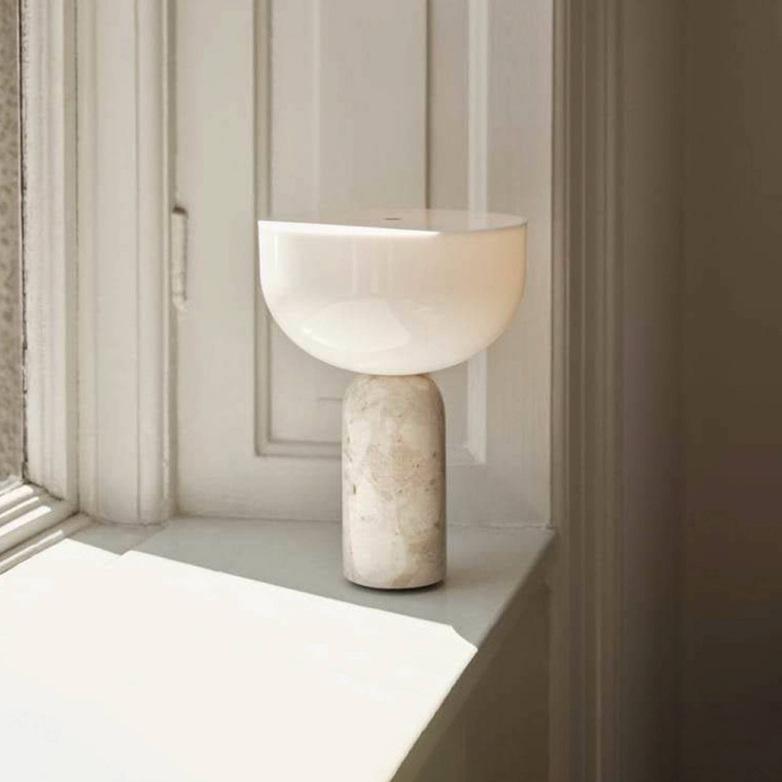 NEW WORKS LED-batteridriven bordslampa Kizu, beige, marmor, dimbar