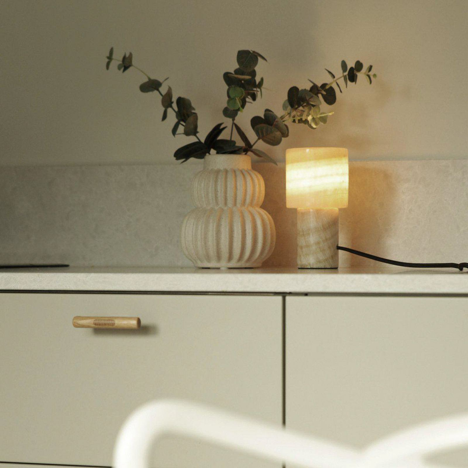 PR Home Namizna svetilka Lucie, krem, marmor, višina 16 cm, G9 PR Home Namizna svetilka Lucie, krem, marmor, višina 16 cm, G9