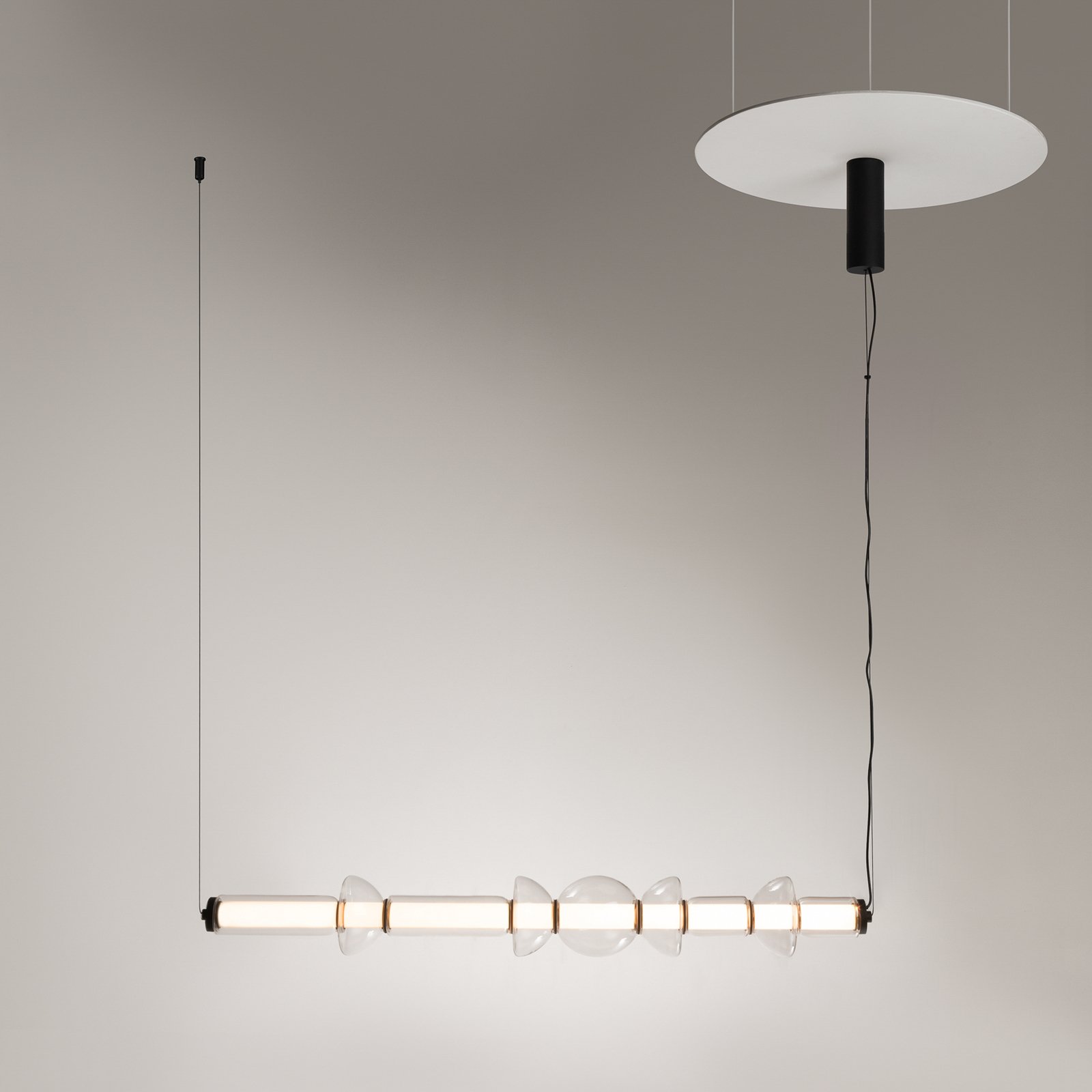 Candeeiro suspenso LED Maytoni Cosmo, preto, comprimento 98 cm, vidro