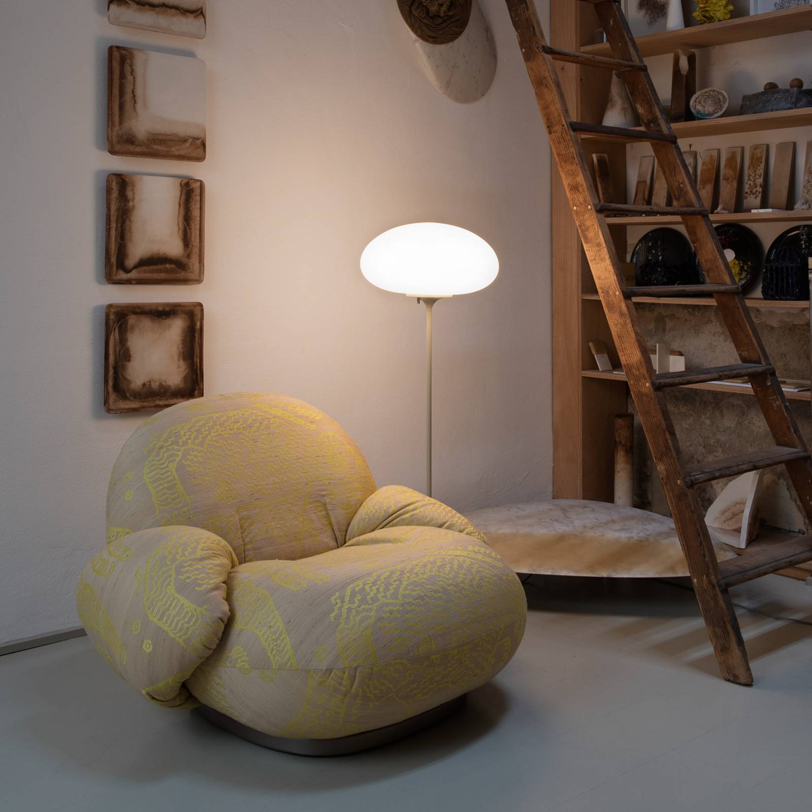 Lampe sur pied Gubi Stemlite, gris galet, hauteur 110 cm, à intensité variable