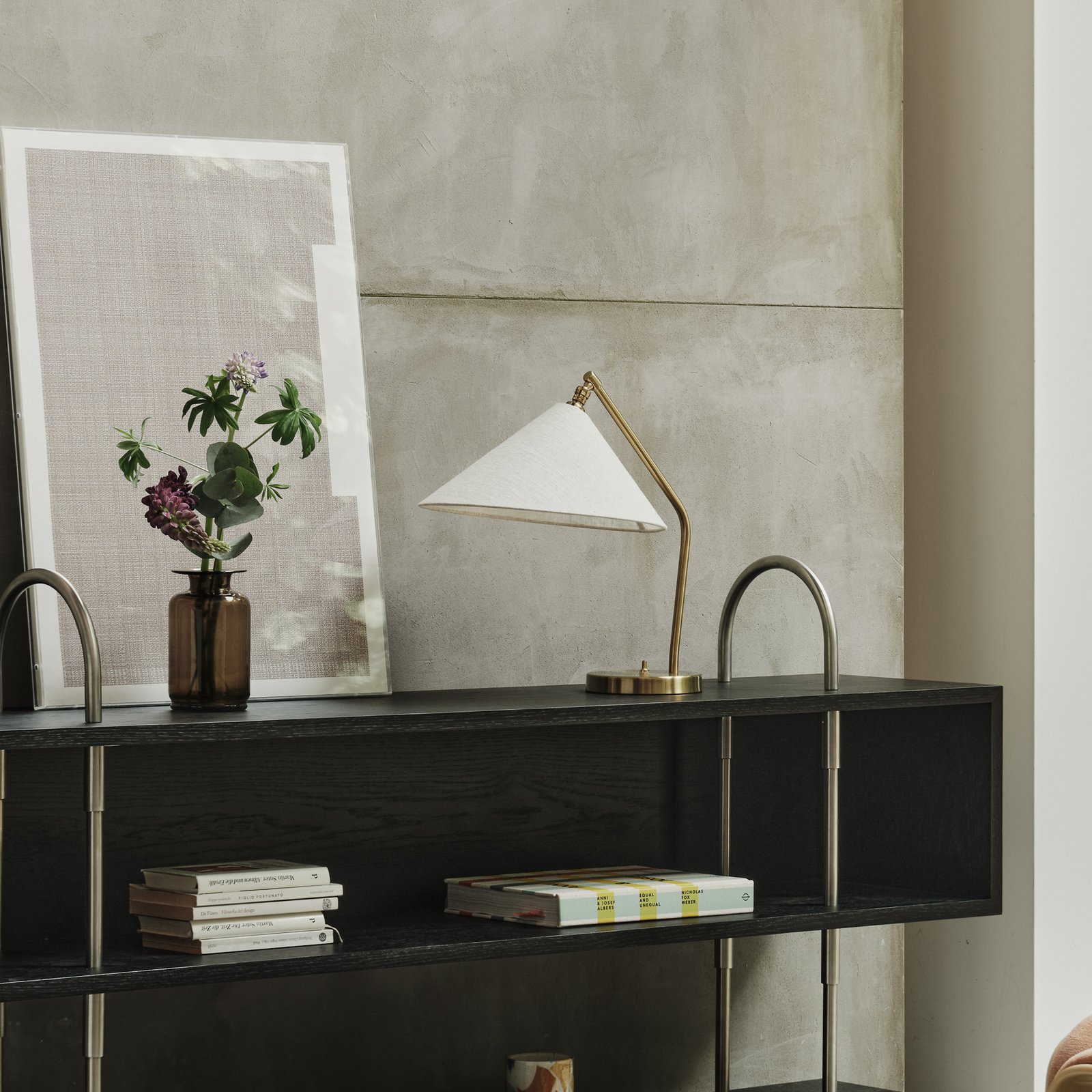 Gräshoppa bordlampe grå metal/tekstil E14 - GUBI
