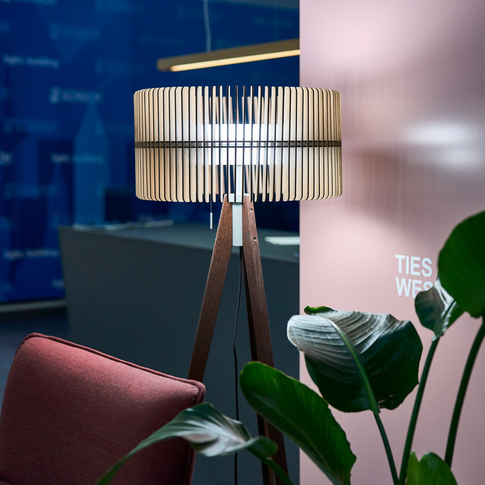 Lampadar LED Vivaa.free, stejar deschis, 3000K, cu trei picioare, din lemn