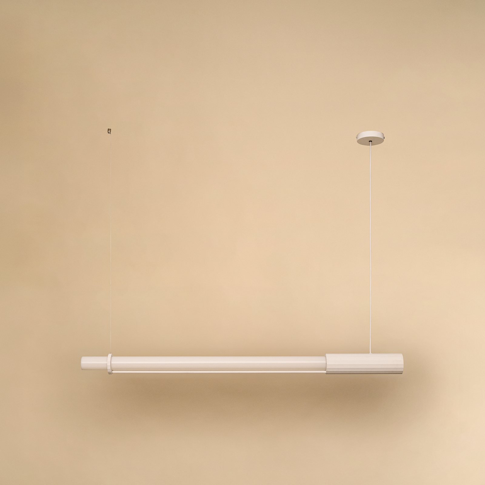 Lampada LED a sospensione In Fine, bianca, lunghezza 105 cm - DCW