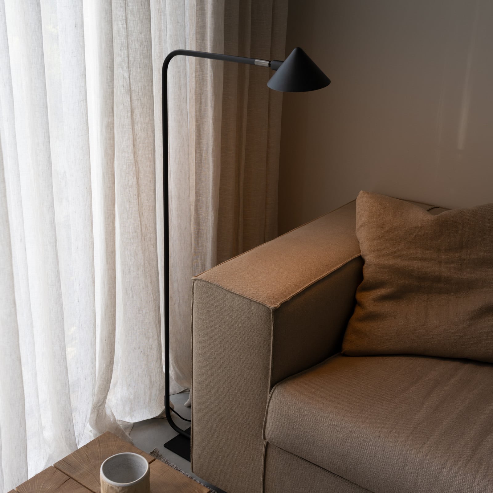 Kuro golvlampa, svart, höjd 120 cm, G9, dimbar – Watt &amp; Veke Watt & Veke - Vardagsrum - Design - Metall - Med en ljuskälla | Produkter - Golvlampor | Lampspecialisterna