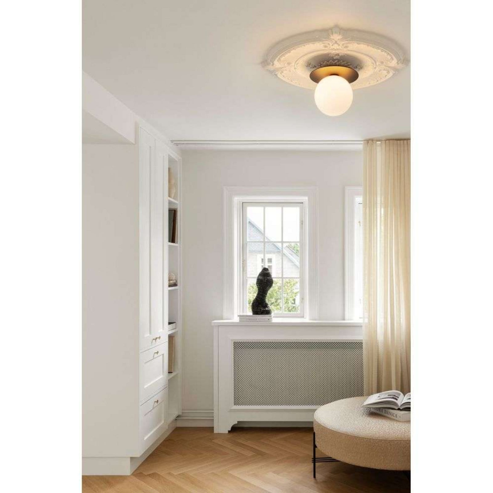 Liila 1 V&auml;gg-/Plafond IP44 Large Black/Opal Nuura Aps - Badrum - Skandinavisk - Glas - Med en ljusk&auml;lla