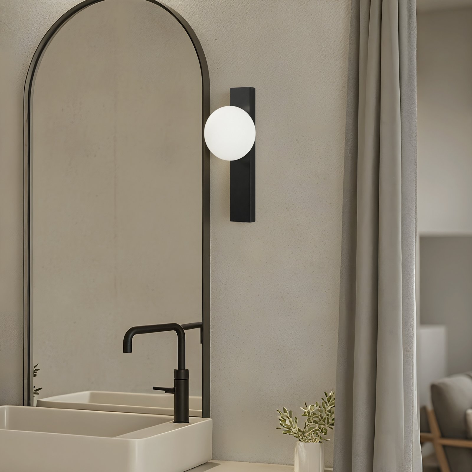 Lindby Bad-Wandleuchte Tavrik, schwarz/weiß, Höhe 30cm, Glas Lindby Bad-Wandleuchte Tavrik, schwarz/weiß, Höhe 30cm, Glas