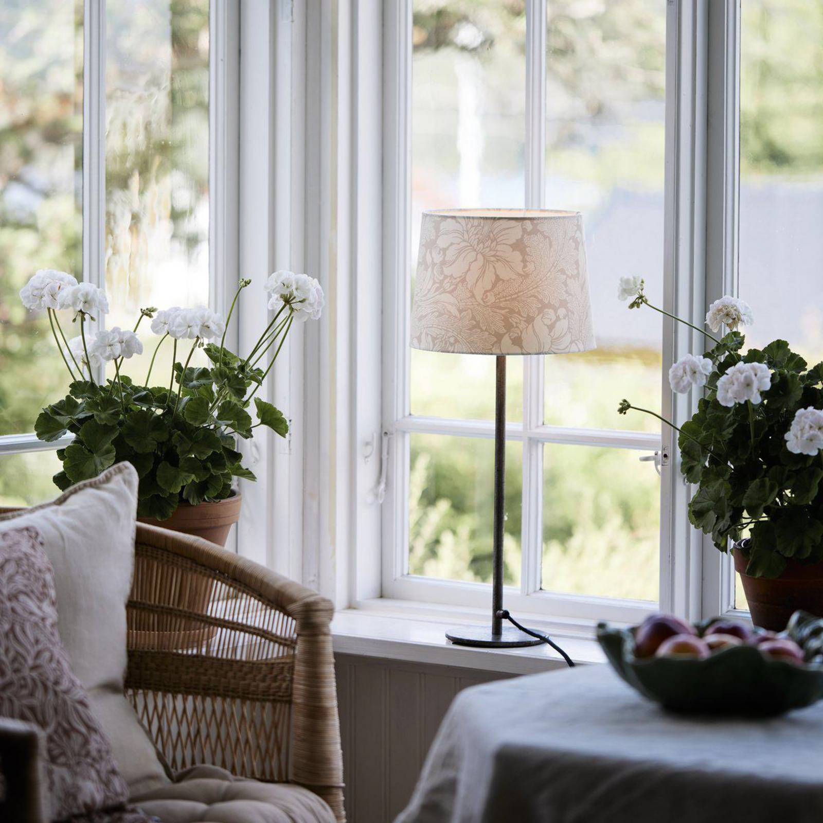 PR Home Lampa stołowa BASE ACANTHUS, biała/srebrna, 58 cm