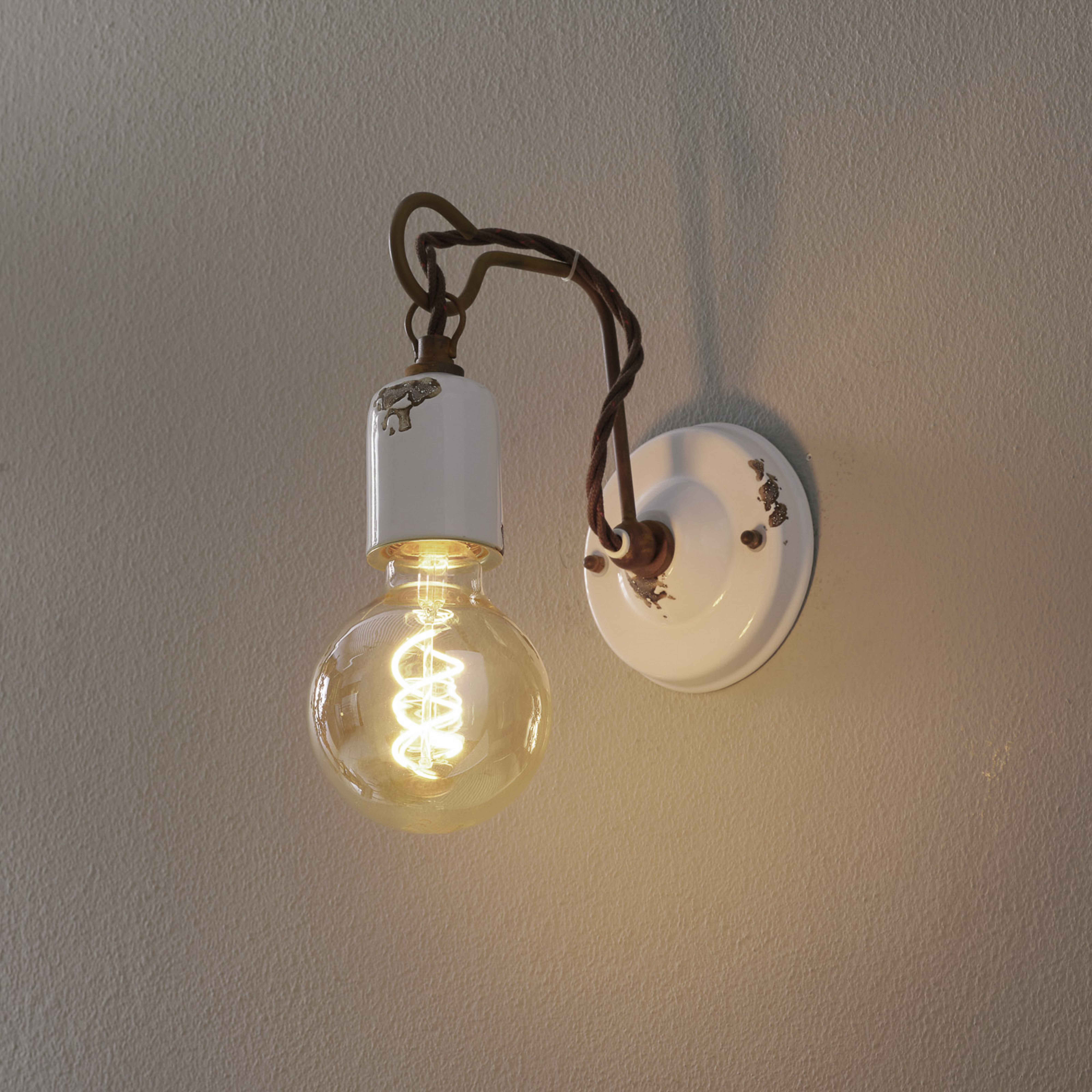 C665 vegglampe i hvit vintage-stil
