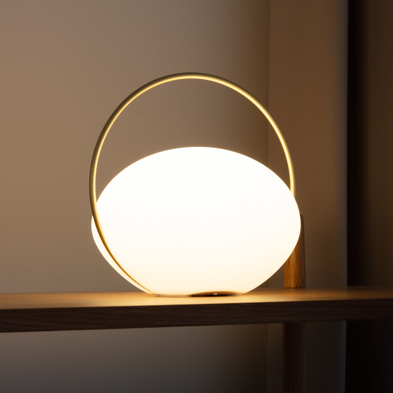 Orbit LED-batteridrevet bordlampe, hvid/messing, IP44 CCT UMAGE - Stue - Design - Plastik billede