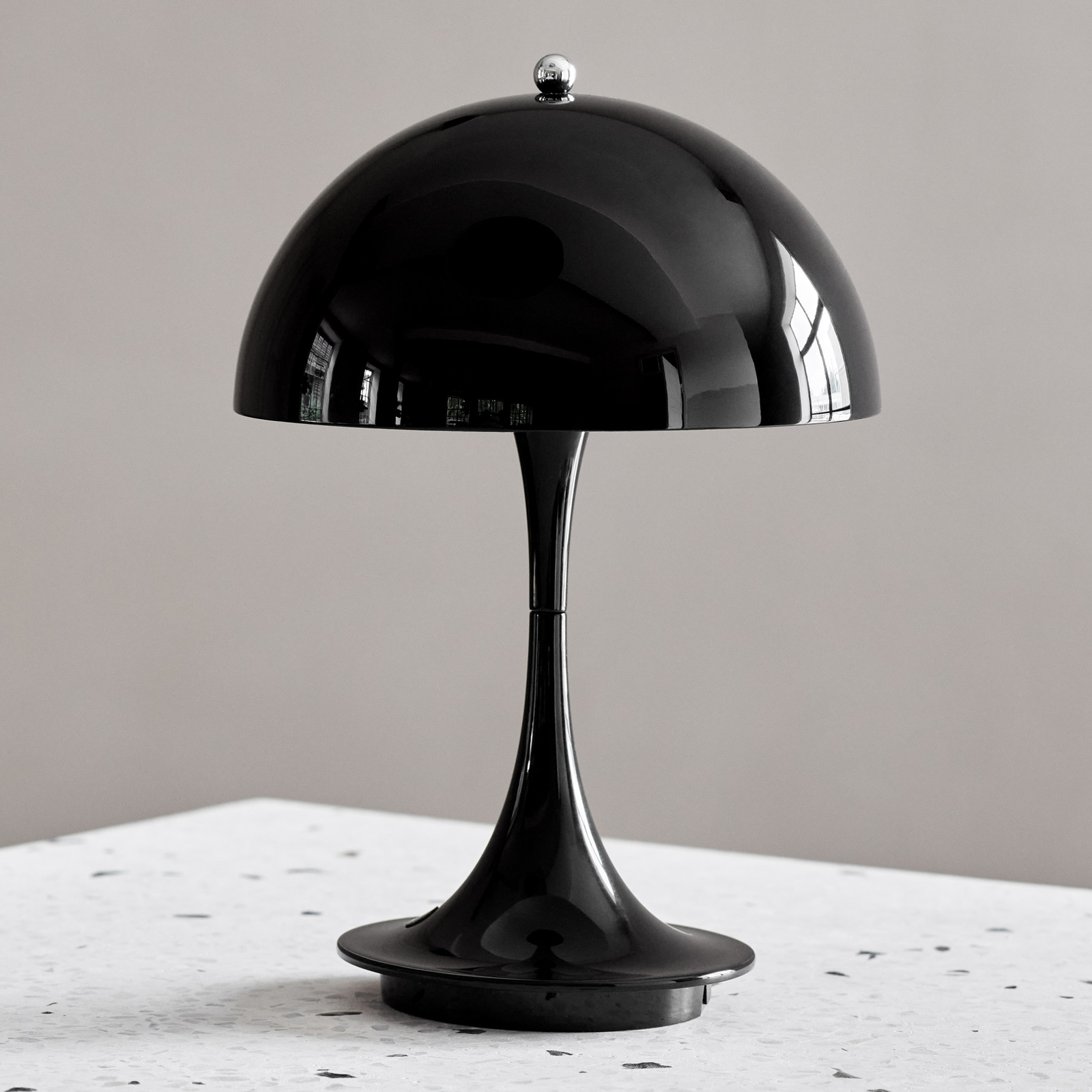 Louis Poulsen Panthella Portable stolová, čierna