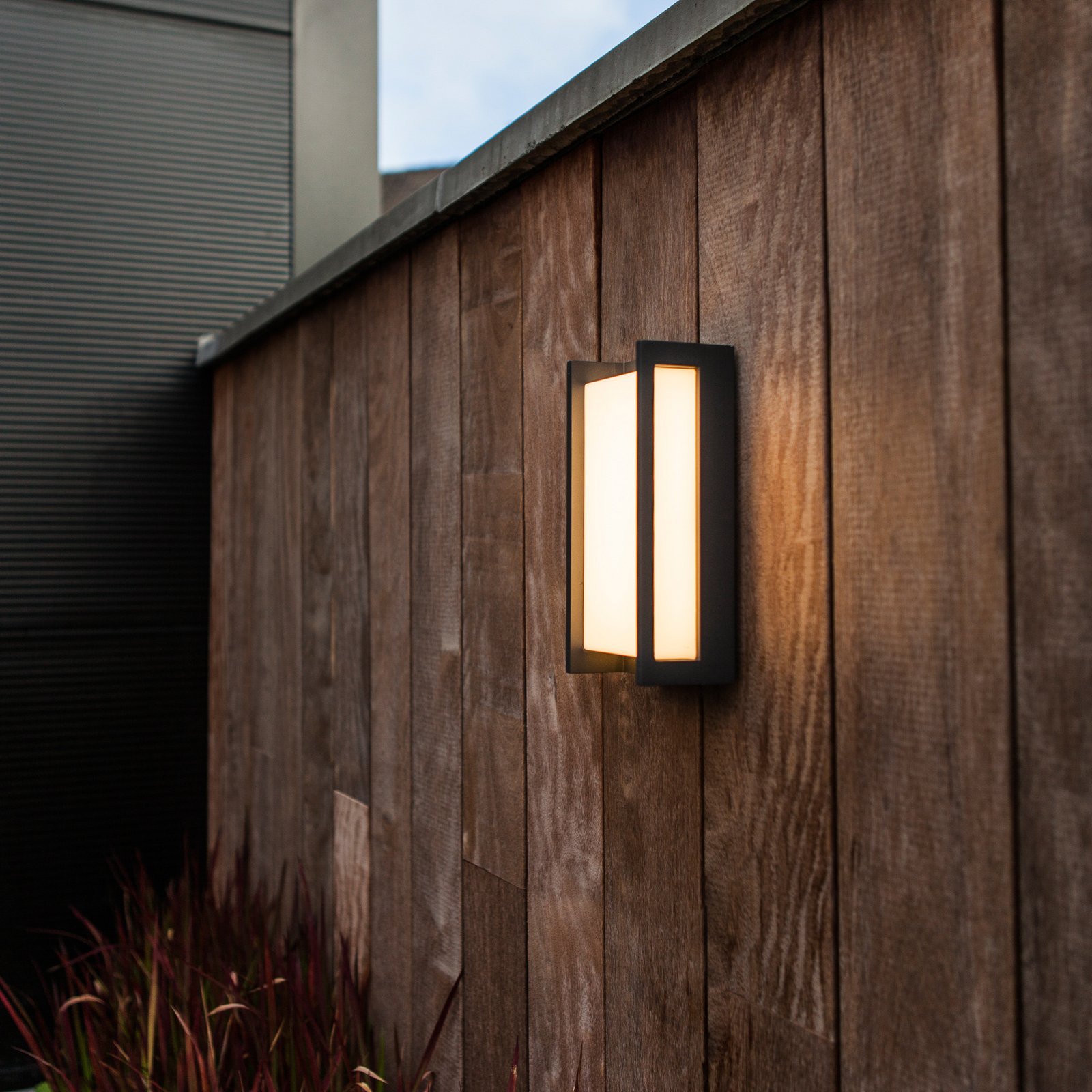 LED buitenwandlamp Qubo, RGBW smart bestuurbaar