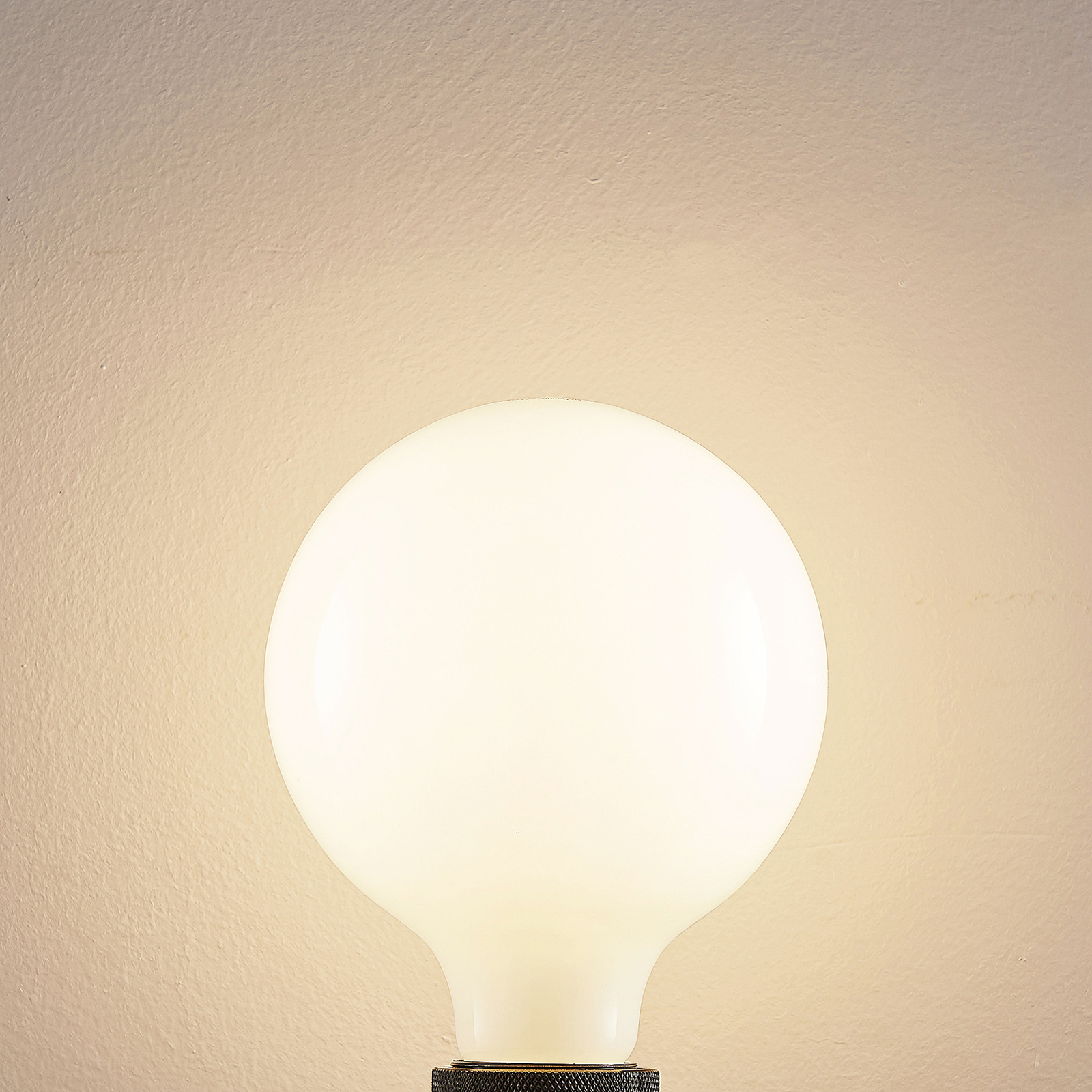LED-Lampe E27 6W 2.700K G125 dimmbar opal 3er-Set