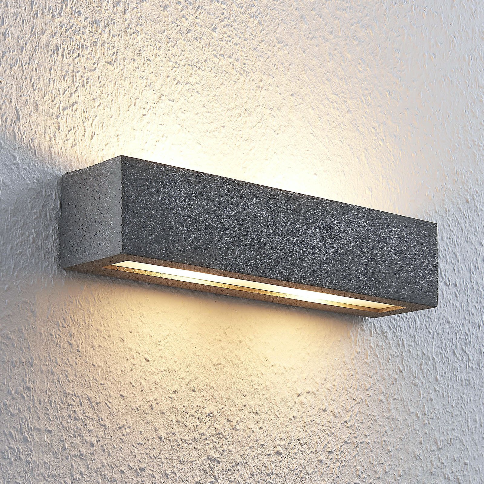 Lindby Nellie LED-Beton-Wandlampe, Breite 35,3 cm