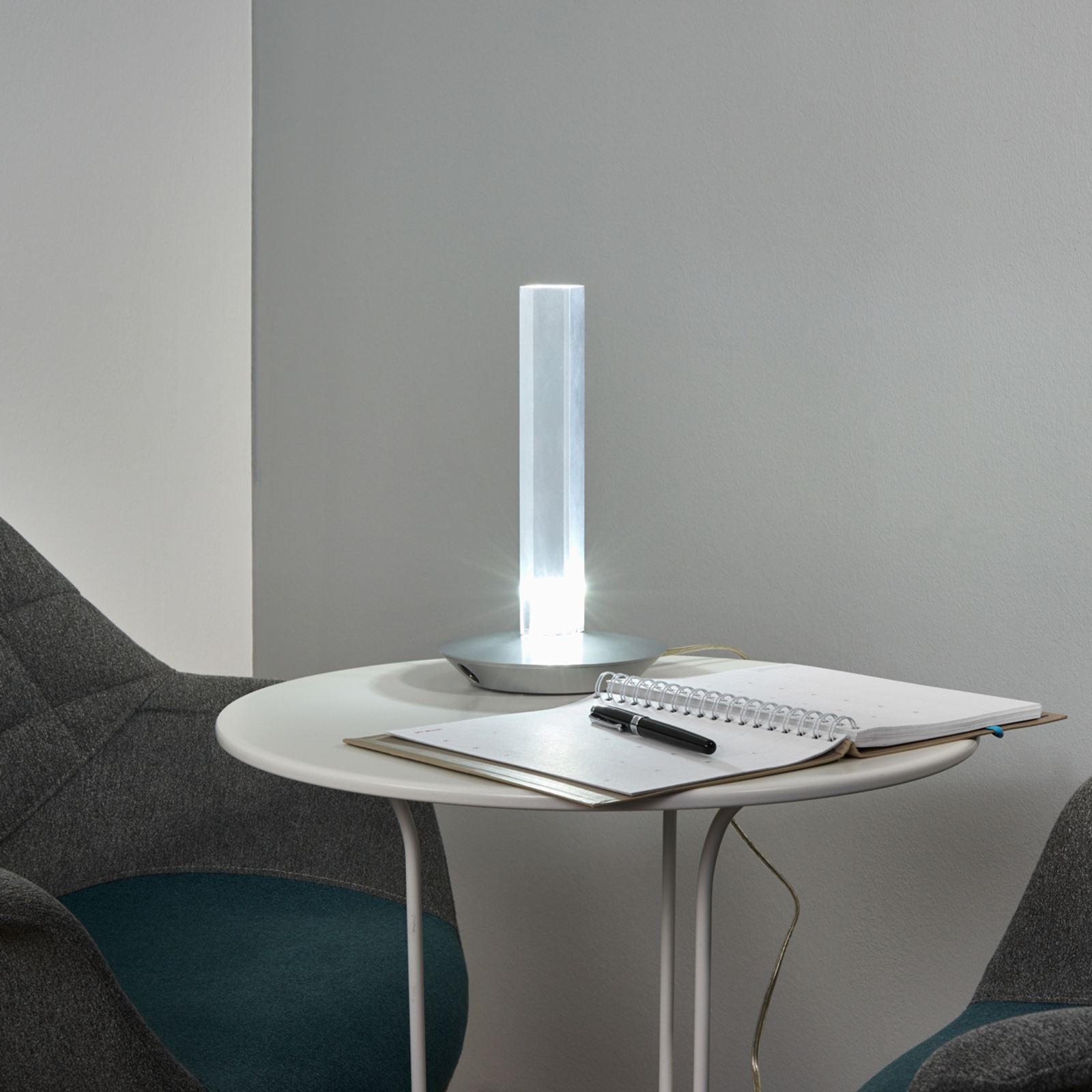 Oluce Cand-LED - nastrojowa lampa stołowa LED