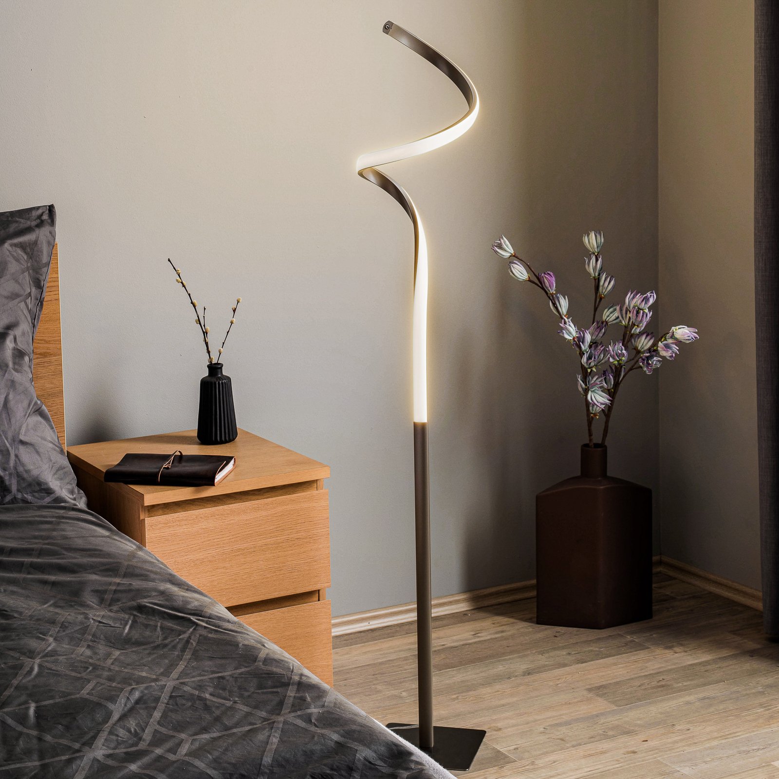 Lindby Kamia lámpara de pie LED, níquel