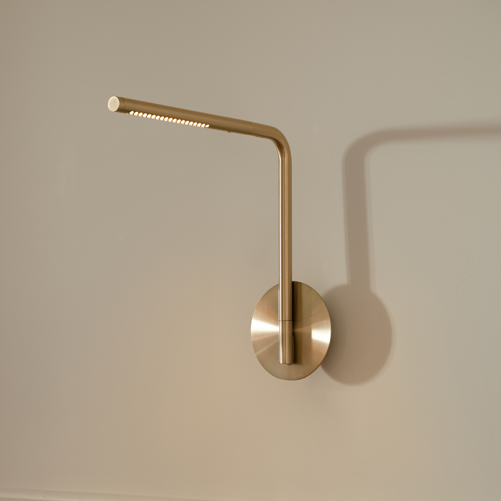 UMAGE LED-Wandlampe Omni Pivot, messingfarben, dimmbar