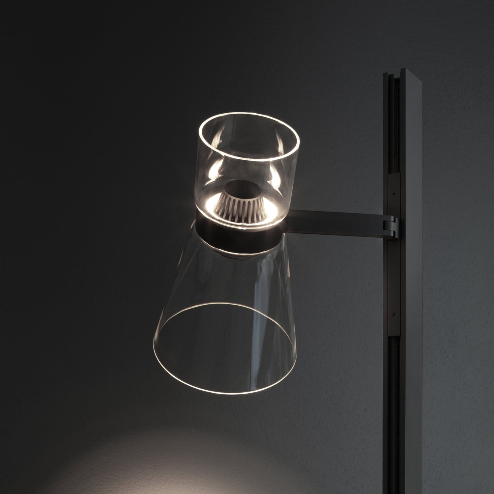 FLOS Nocturne F1 Cone LED álló lámpa, fekete, 1 izzó, 206 cm