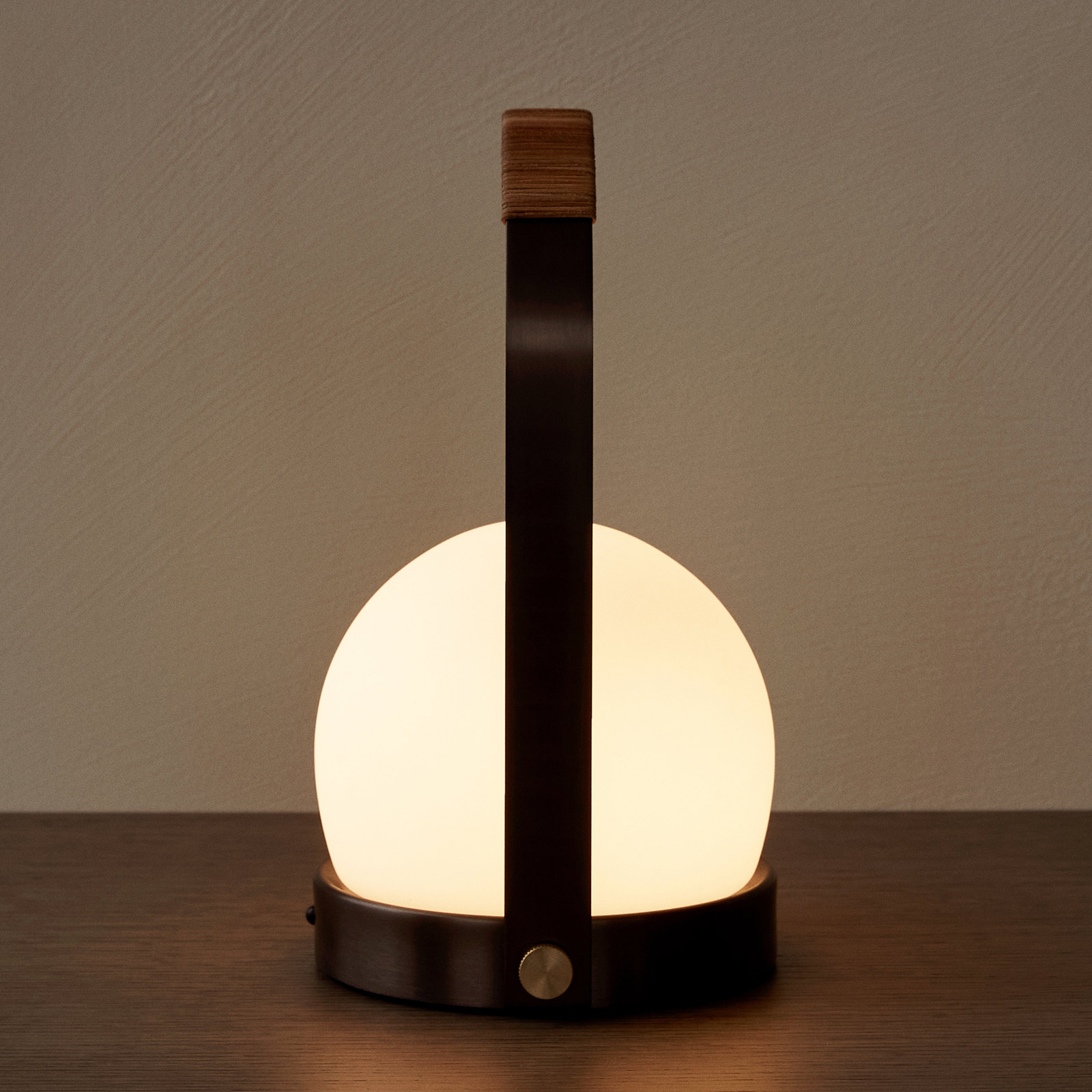 Audo Carrie LED tavolo ricaricabile bronzo/cuoio
