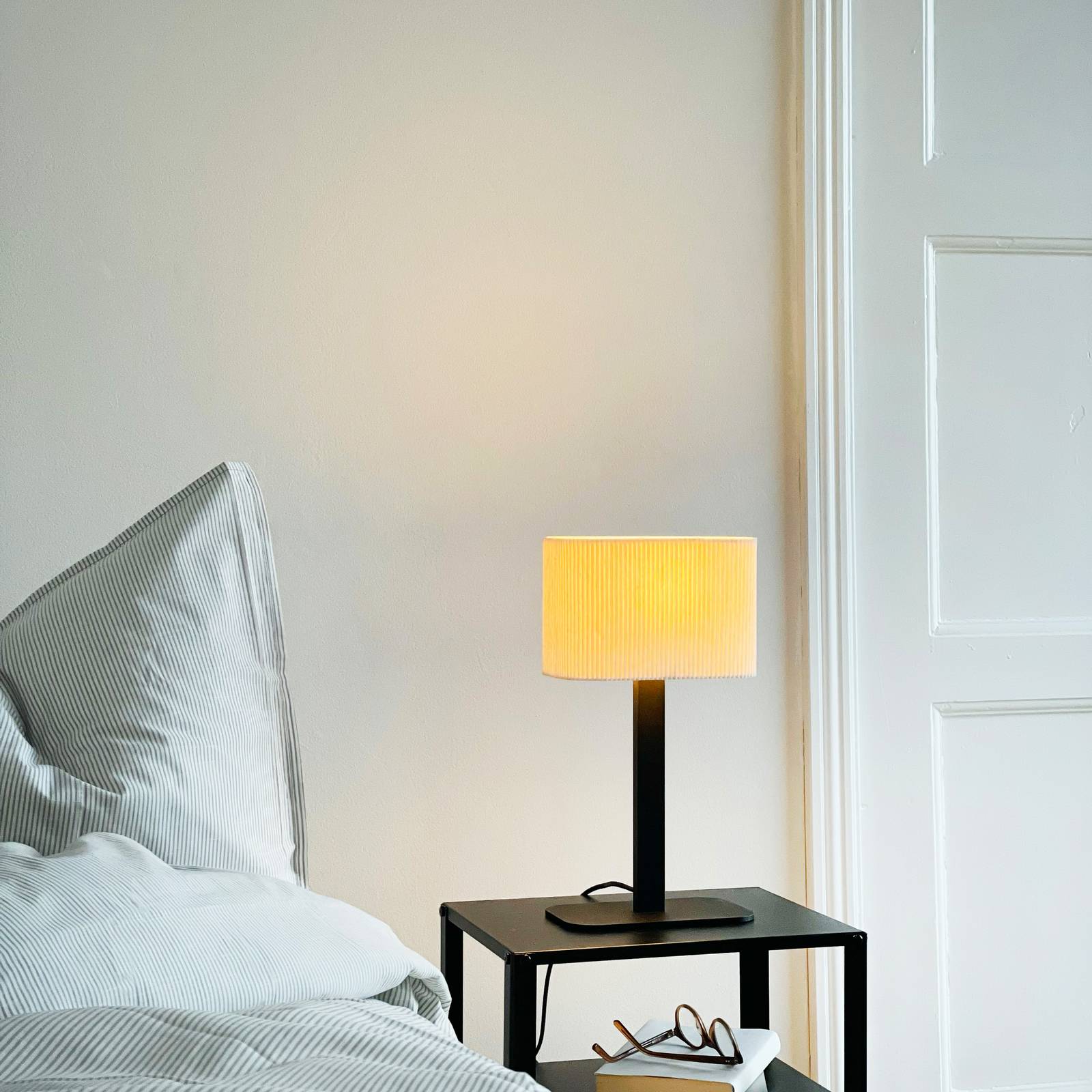 Dyberg Larsen Lampa stołowa Calix, naturalna biel, wysokość 39 cm