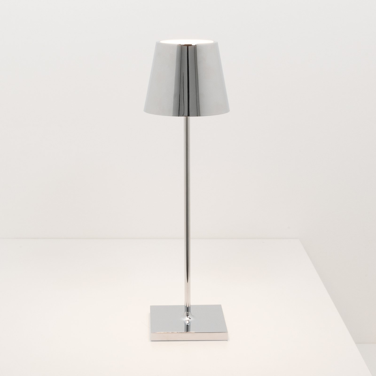 Zafferano Poldina battery table lamp, chrome decor