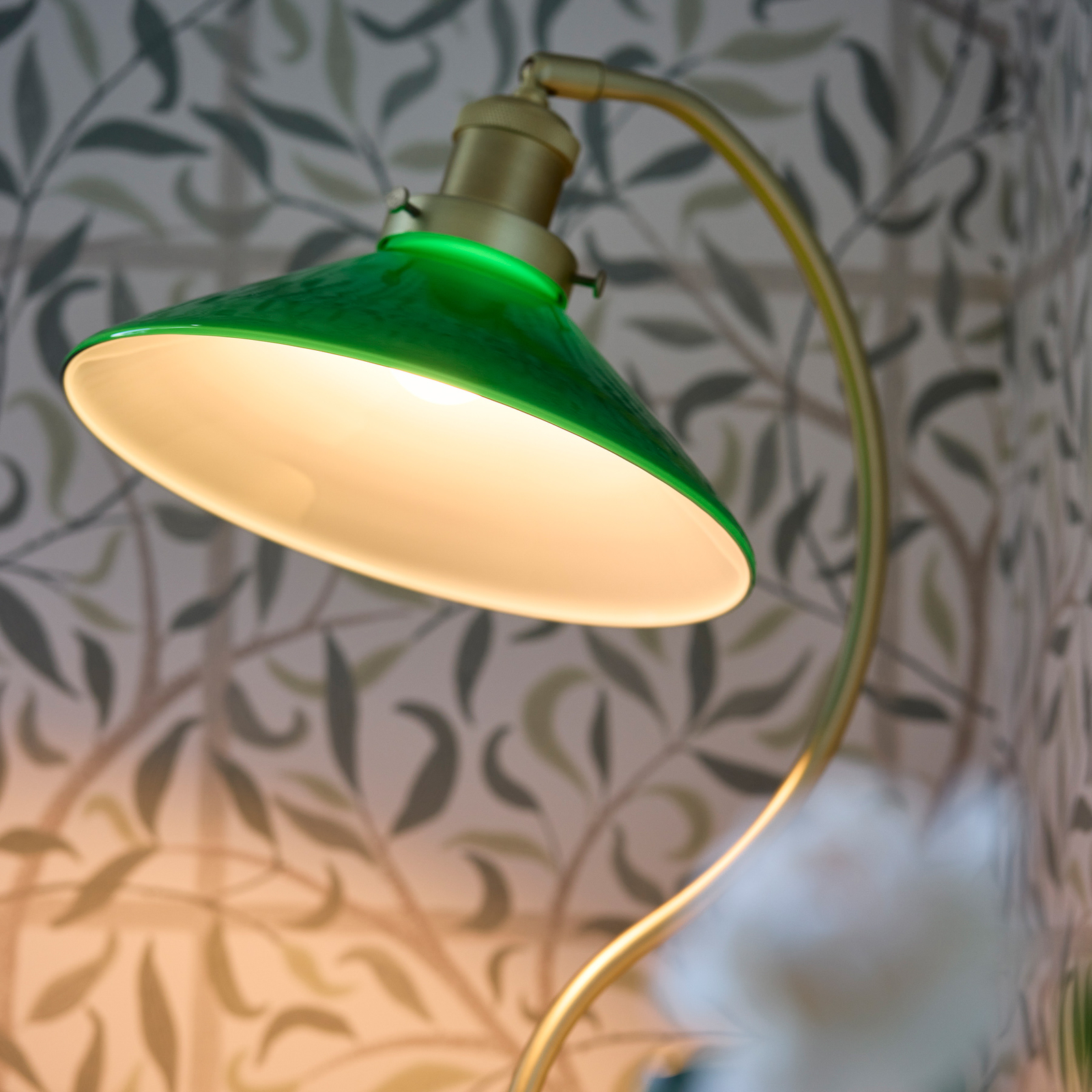 PR Home Lámpara de mesa Axel, color latón, pantalla de cristal verde