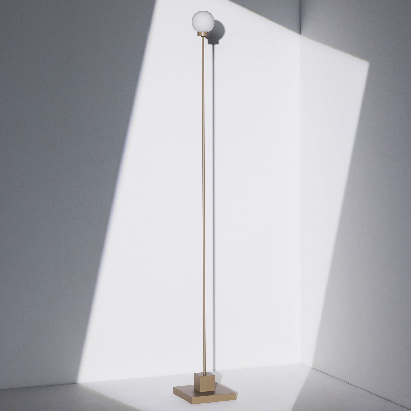 Northern LED-gulvlampe Snowball, gråbeige, 2.700 K