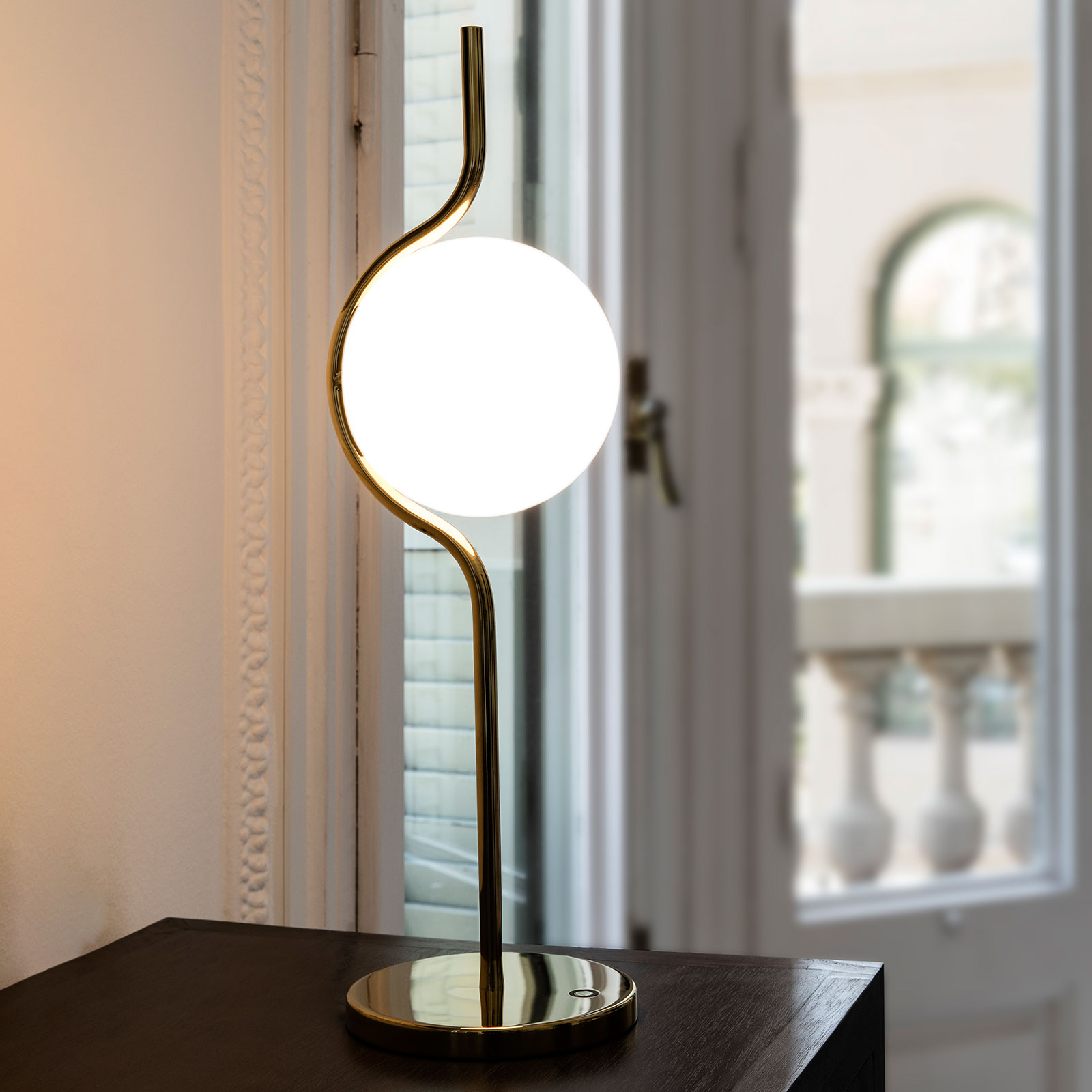 LED stolní lampa Le Vita s opálovým sklem