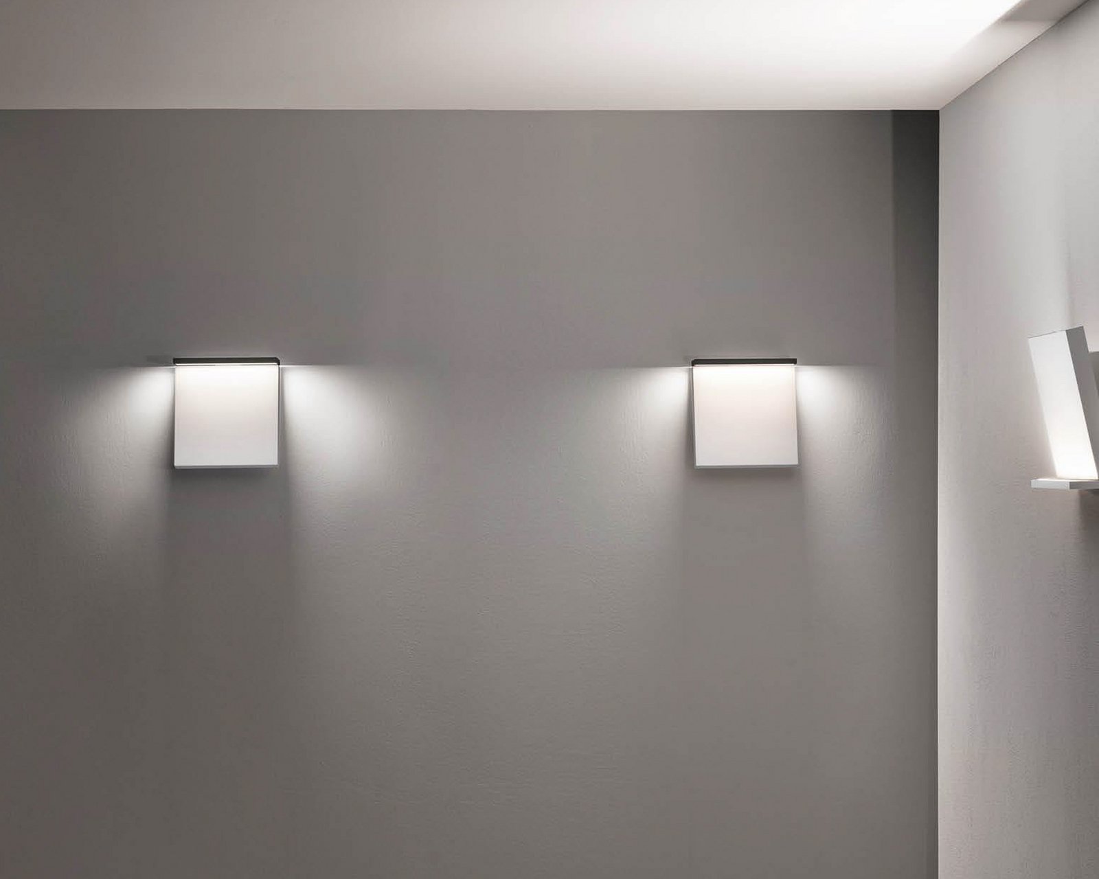 Φωτιστικό τοίχου LED Stilnovo Inbilico, χρυσό χρώμα, ύψος 25 cm