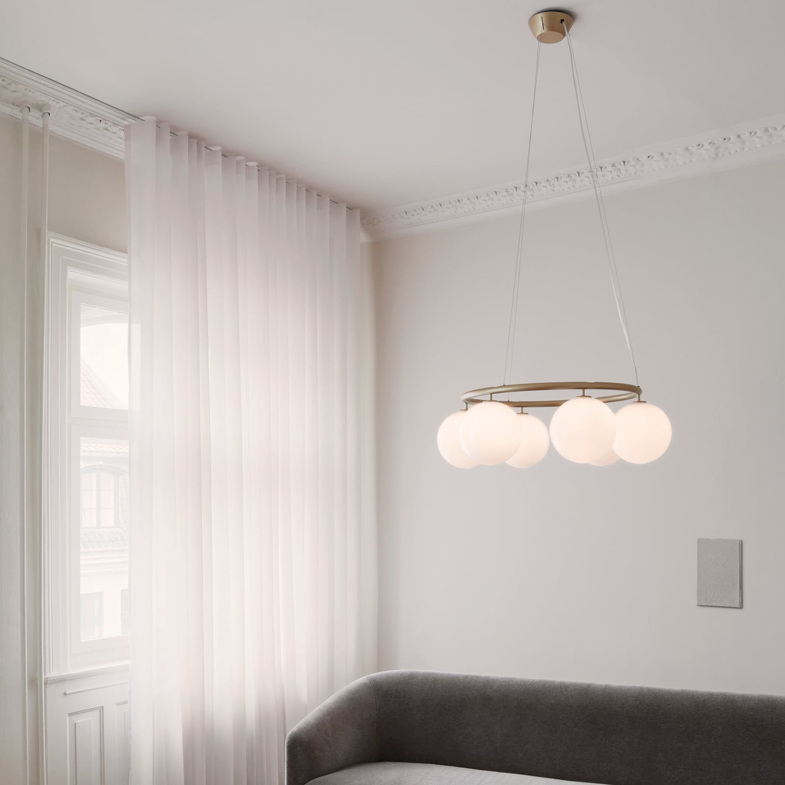 Miira 6 Circular lysekrone, messing/opal, Ø 80 cm - Nuura