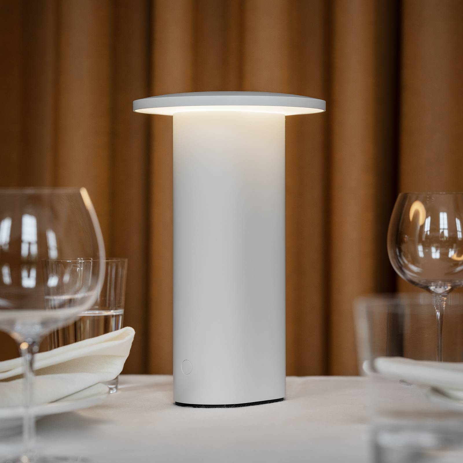 Fritz Hansen LED-Akku-Tischleuchte Solae, weiß, Alu, IP44 günstig online kaufen