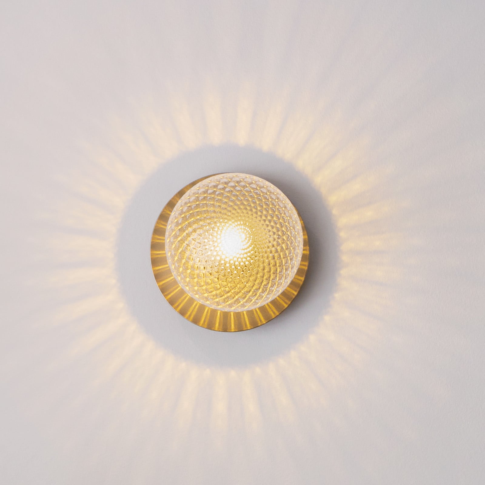 Liila 1 Medium Spot, guld/klar, IP44, varmhvid Nuura Aps - Stue - Design - Glas - Kugle billede