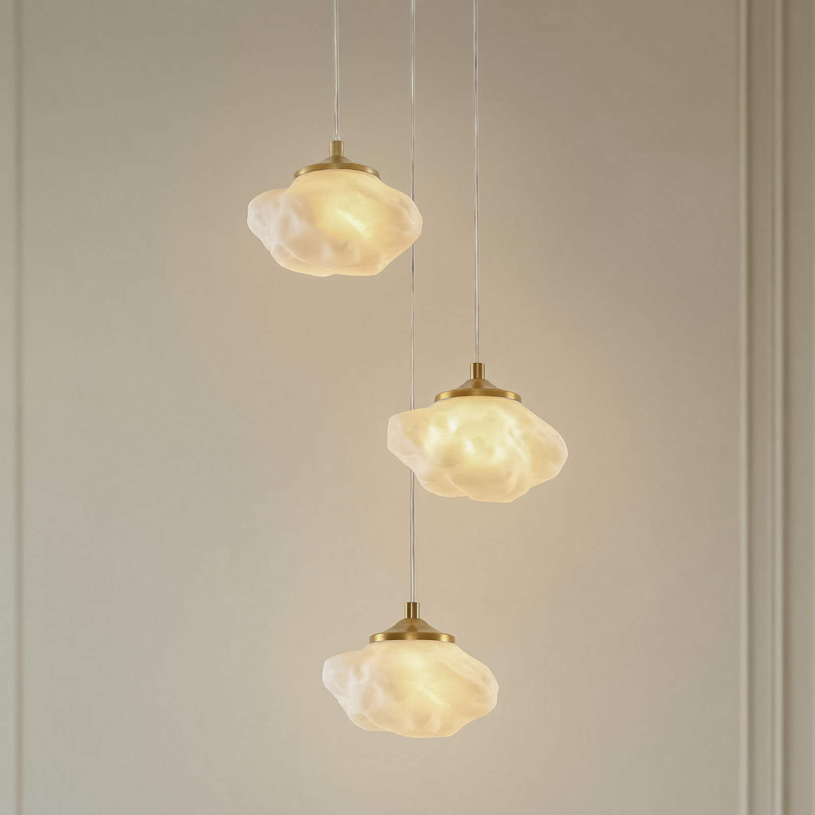 Lampă suspendată Lindby Piatra Ø 25 cm 3 becuri opal/alamă sticlă - Camera de zi / sufragerie - Modern - alb alamă