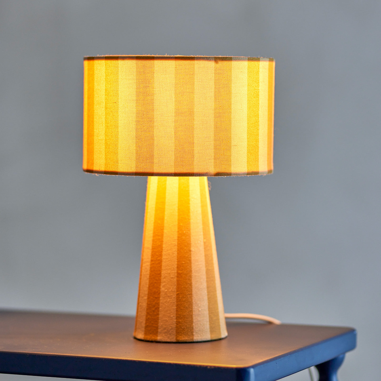 Emmie bordslampa, gul, linne, höjd 30 cm – Bloomingville - Sovrum - Skandinavisk - Tyg / textil - Med lampskärm