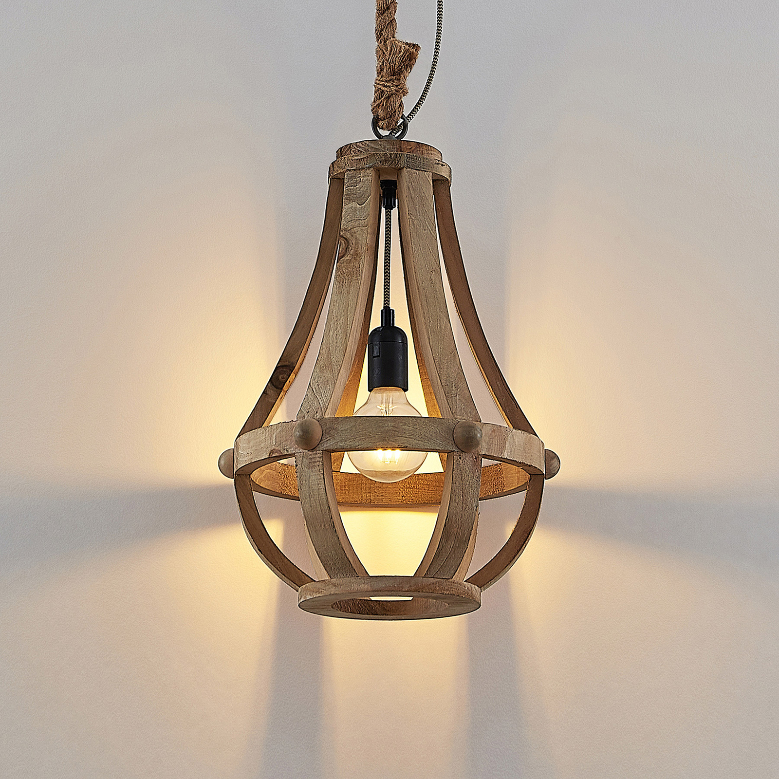 Lindby Tojaka závesná lampa z dreva, 32 cm