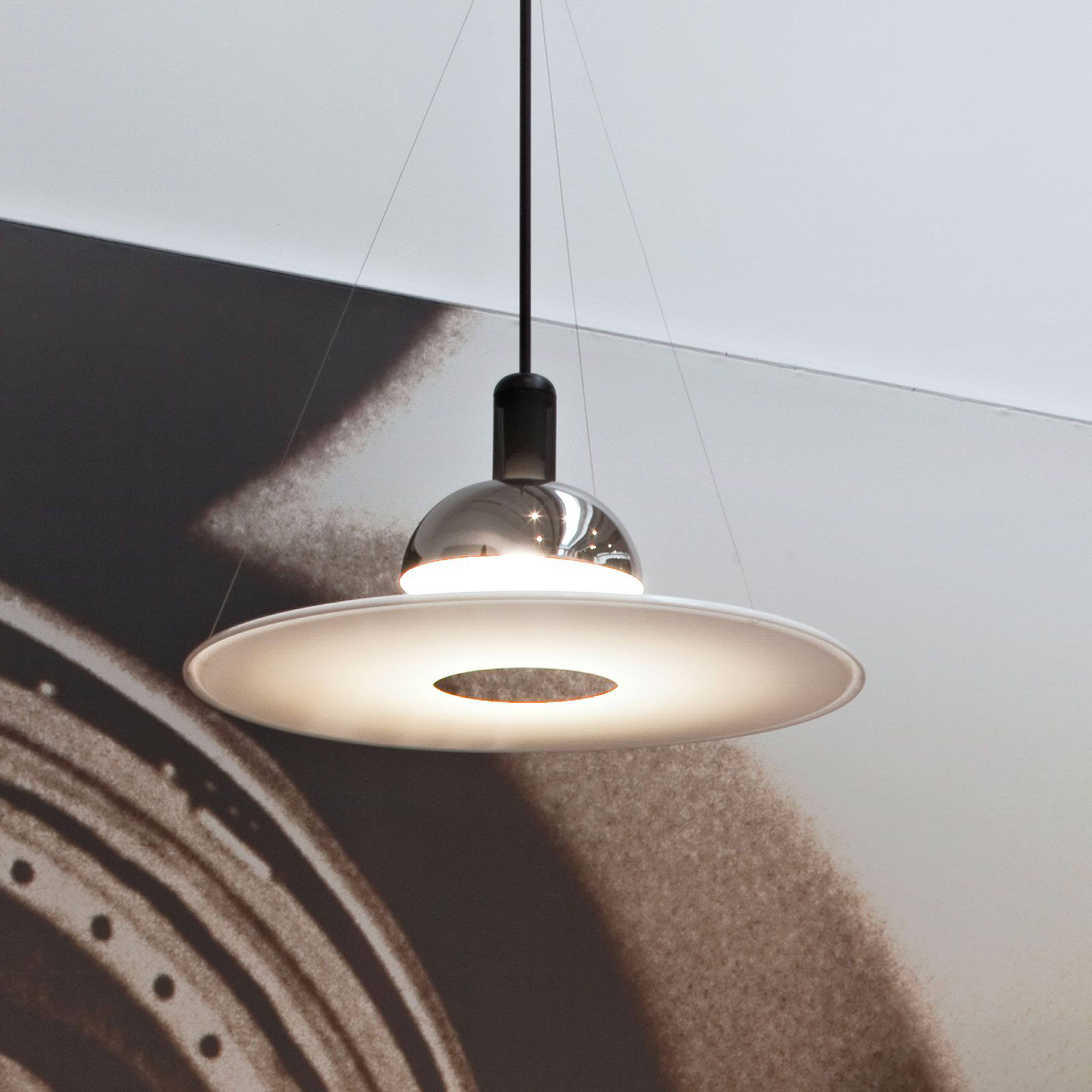 FLOS Frisbi - lámpara colgante con disco blanco