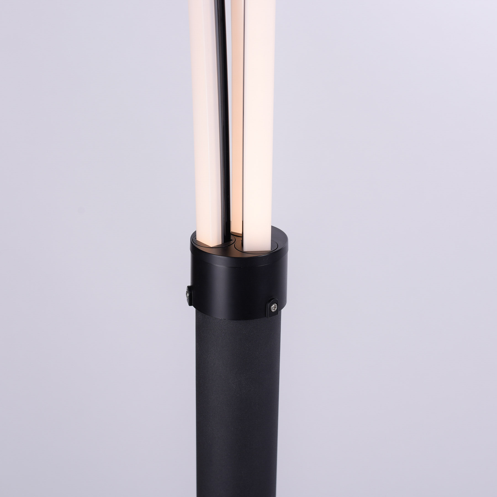 Stojacia lampa LED Maja, trojsvetlá, čierna