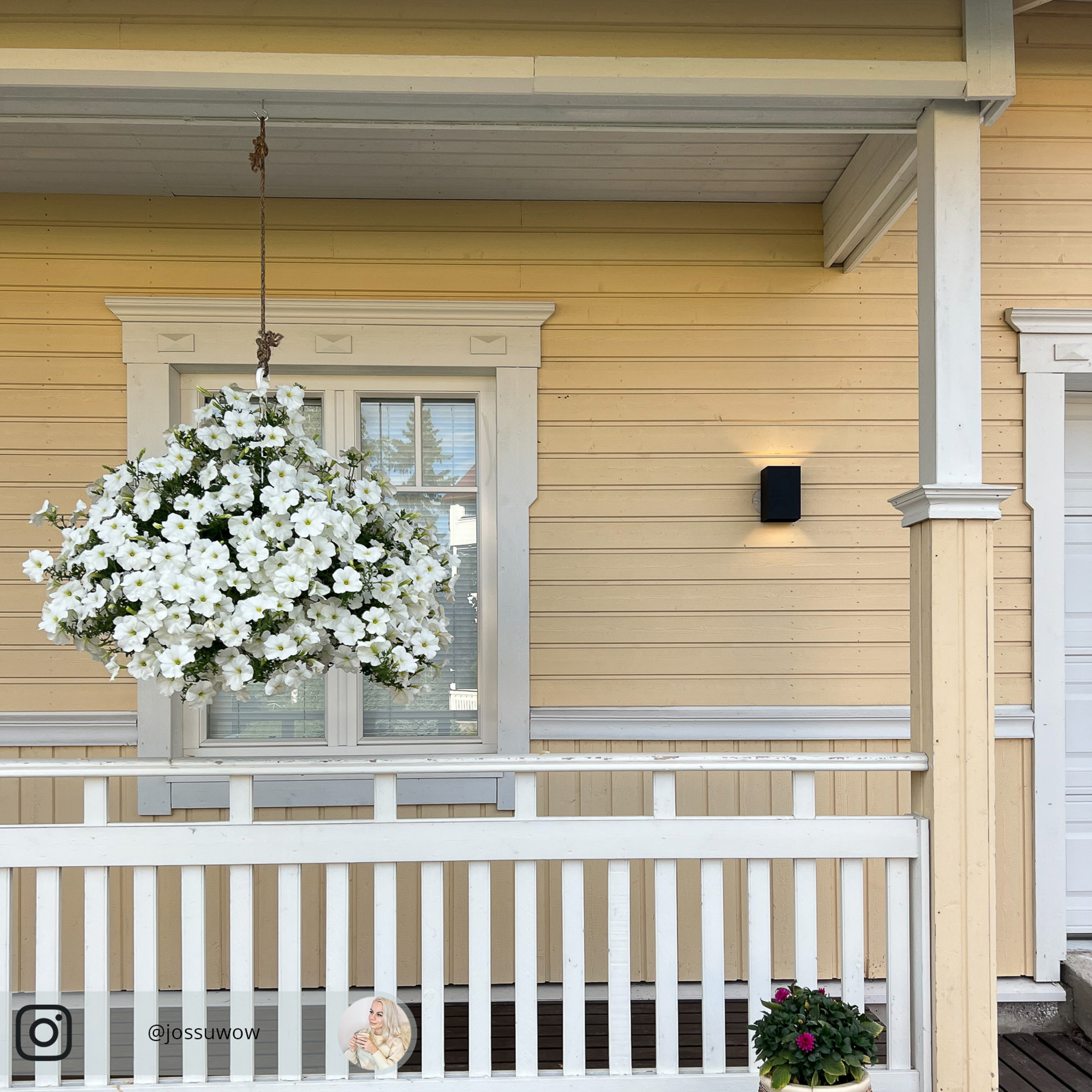 Philips Hue Resonate LED-Außenwandleuchte, RGBW, schwarz