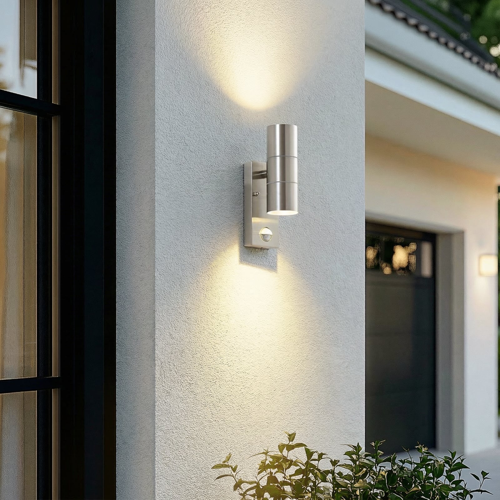 Lindby ulkoseinävalaisin Eyrin, korkeus 22 cm, ruostumaton teräs, anturi