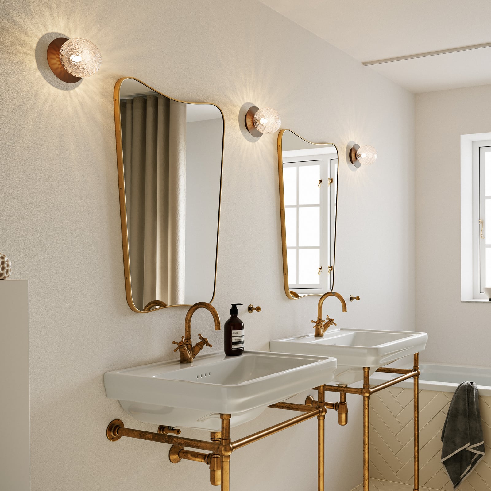 Nuura стенна лампа Liila 1, Ø 14 cm, IP44, бронз/прозрачна