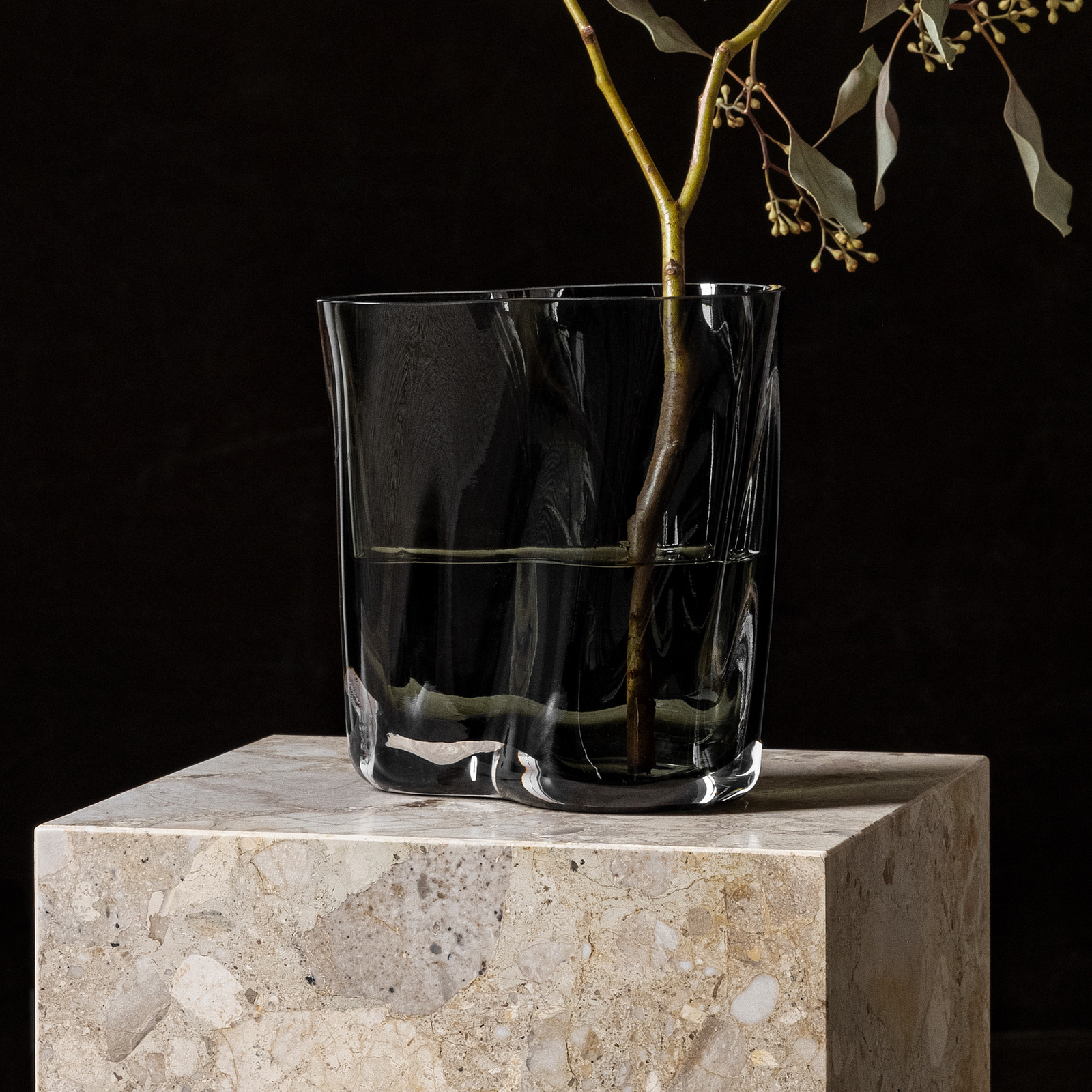 Aer Vase, Höhe 19 cm, rauchgrau, Glas - Audo Aer Vase, Höhe 19 cm, rauchgrau, Glas - Audo